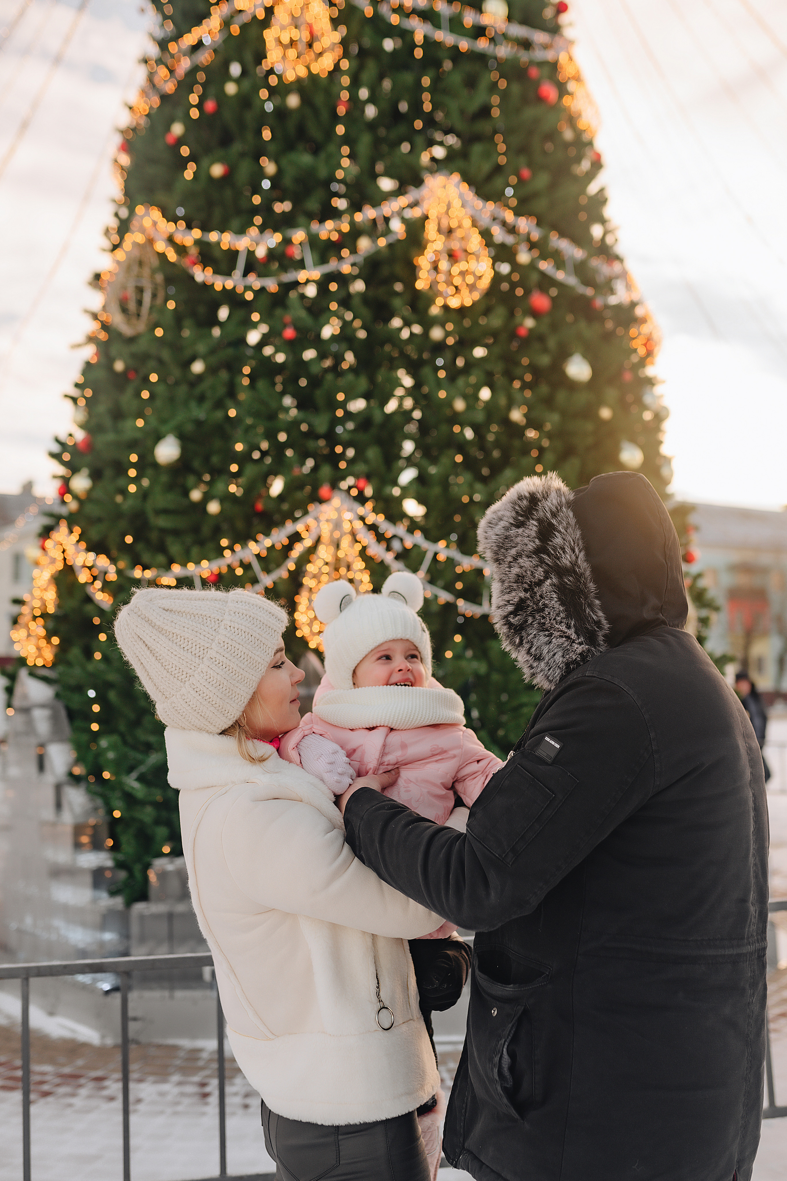 Прогулка у ёлки. Фотограф Карина Шмулёва. Воронеж и область