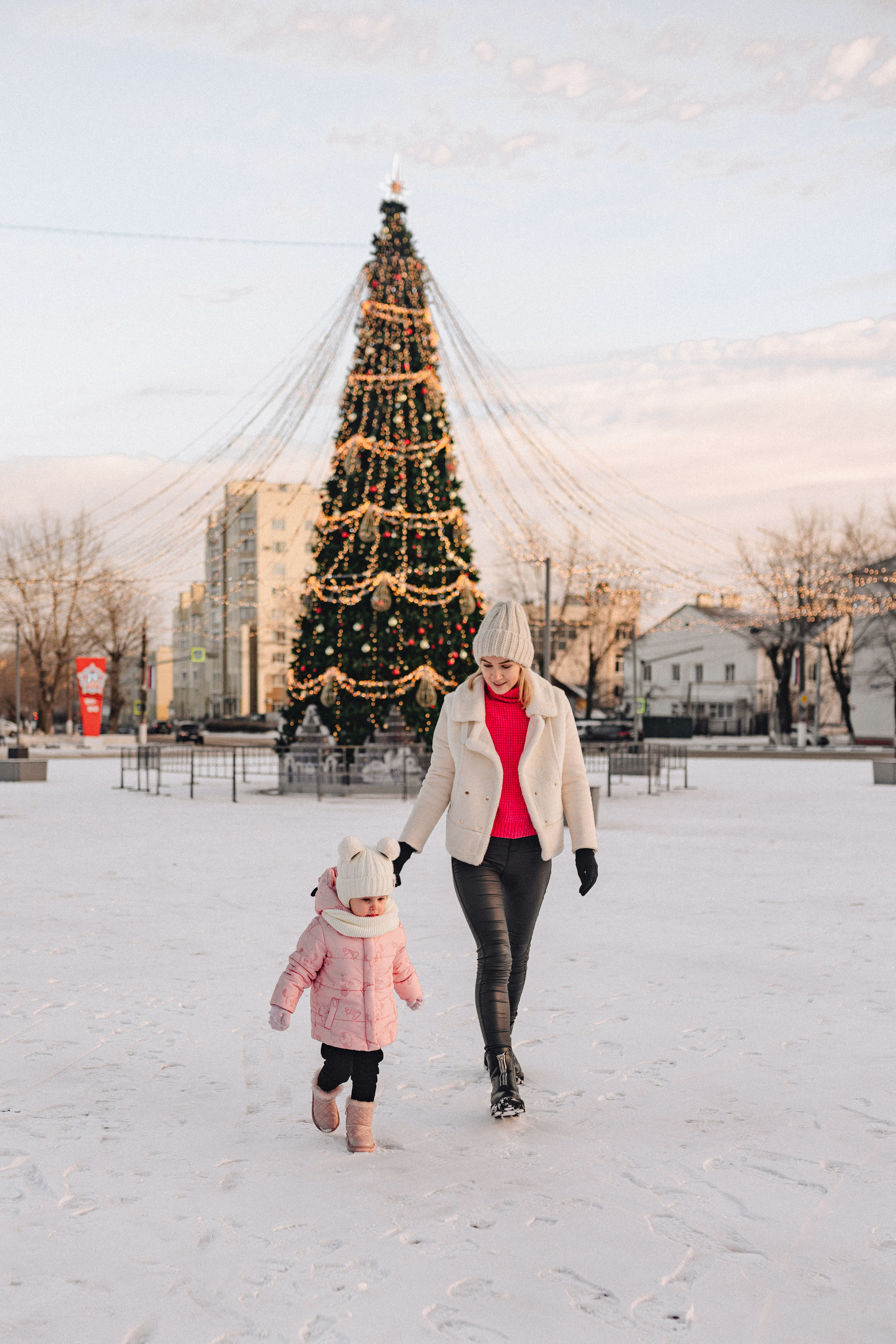 Прогулка у ёлки. Фотограф Карина Шмулёва. Воронеж и область