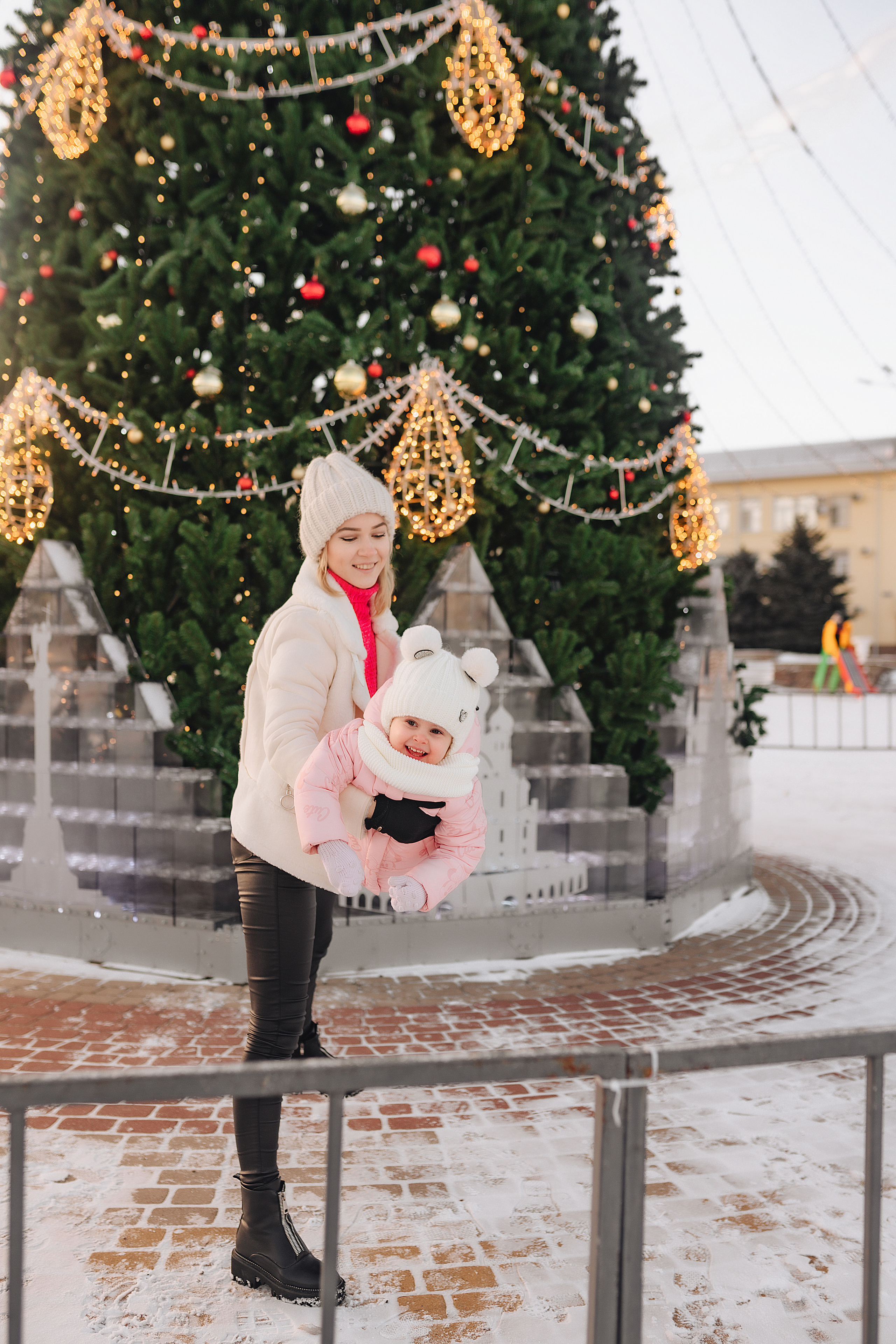 Прогулка у ёлки. Фотограф Карина Шмулёва. Воронеж и область