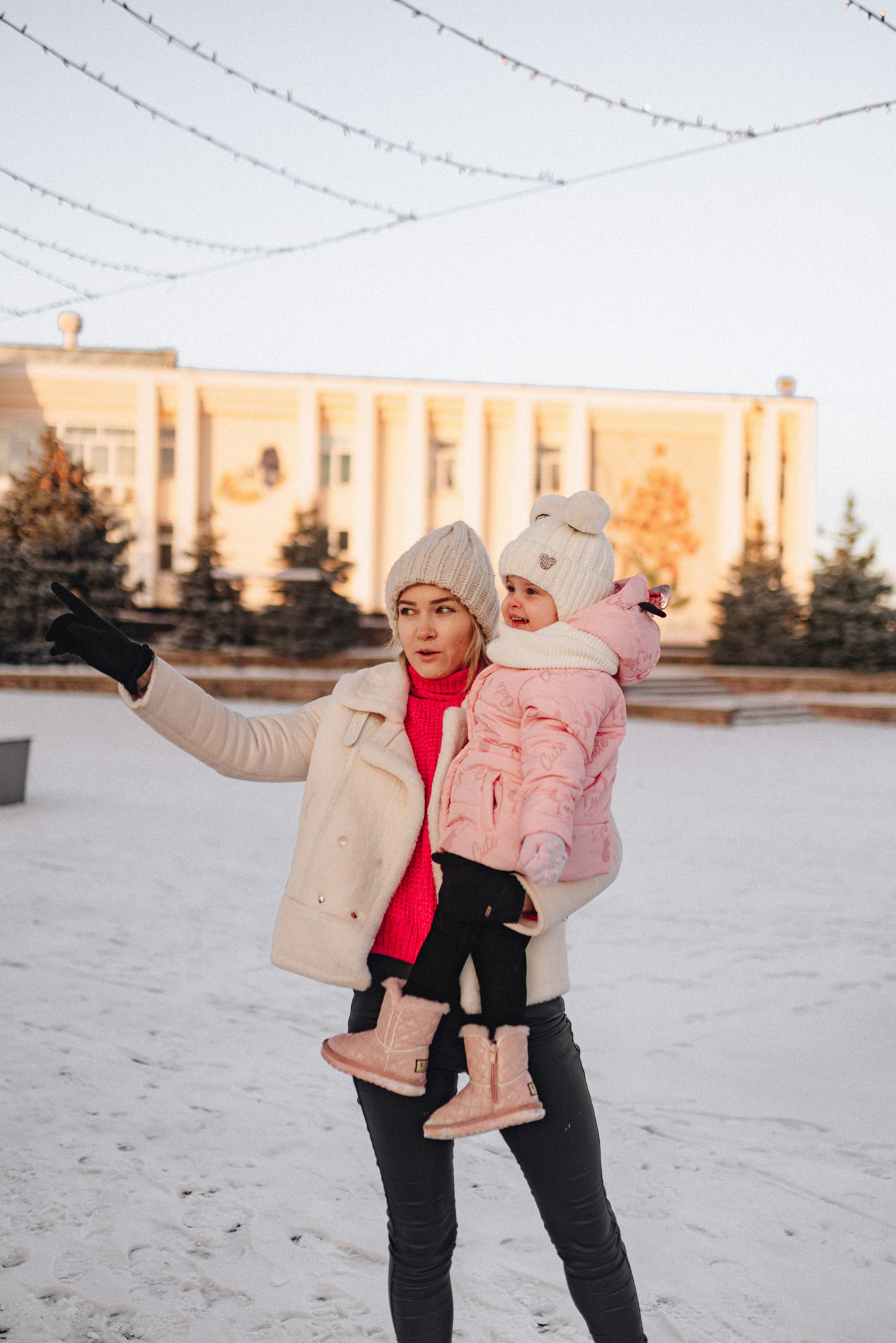 Прогулка у ёлки. Фотограф Карина Шмулёва. Воронеж и область