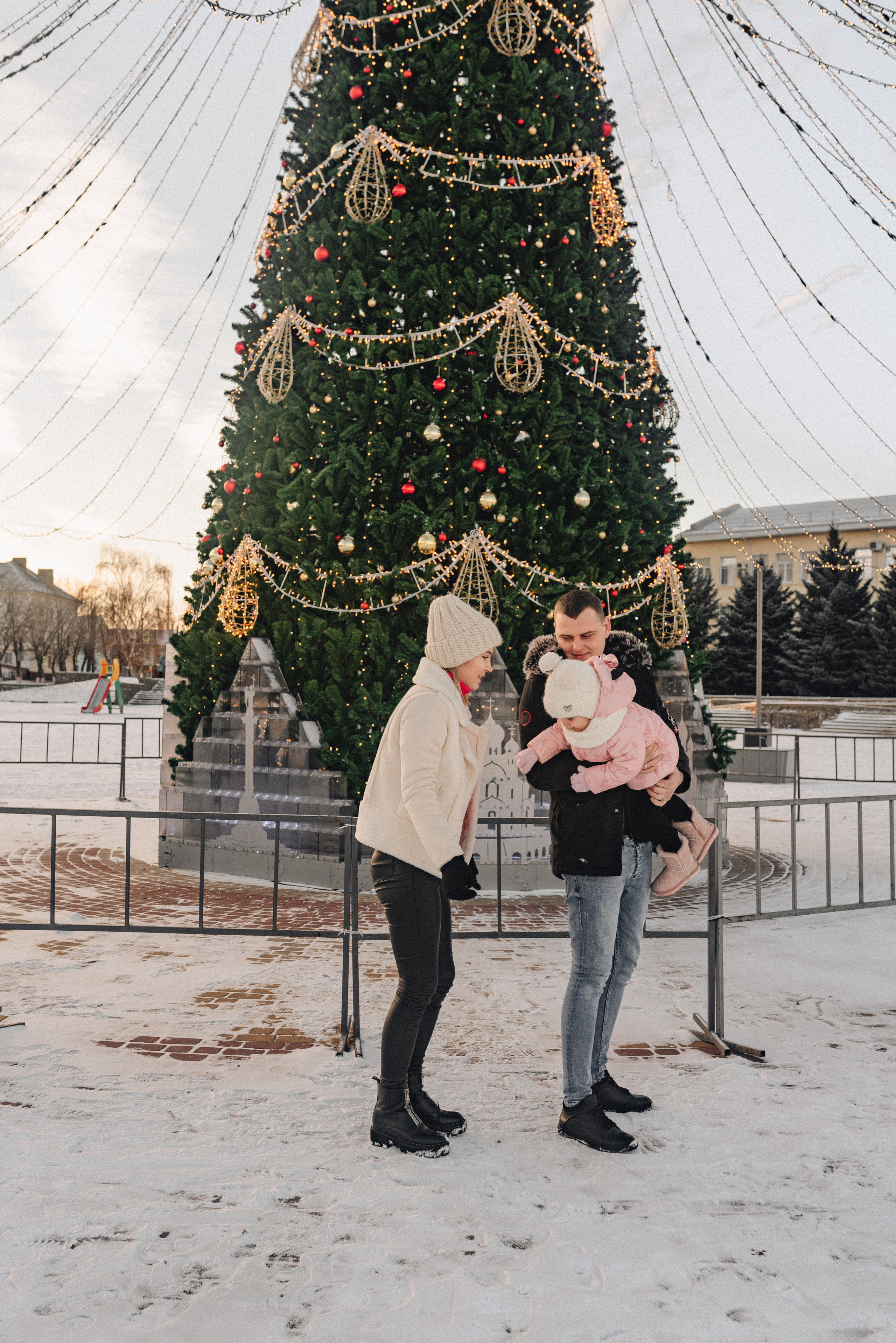 Прогулка у ёлки. Фотограф Карина Шмулёва. Воронеж и область