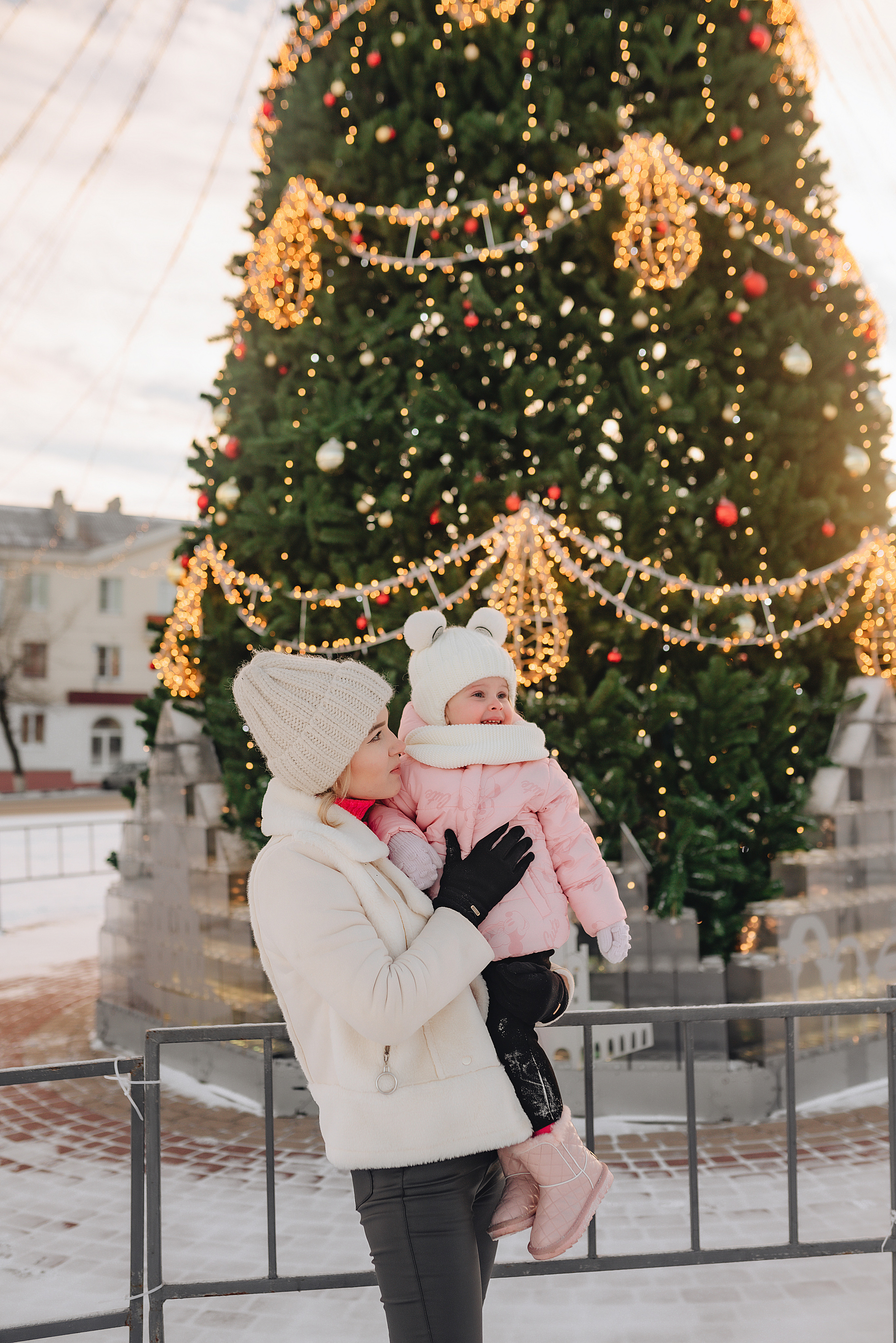 Прогулка у ёлки. Фотограф Карина Шмулёва. Воронеж и область