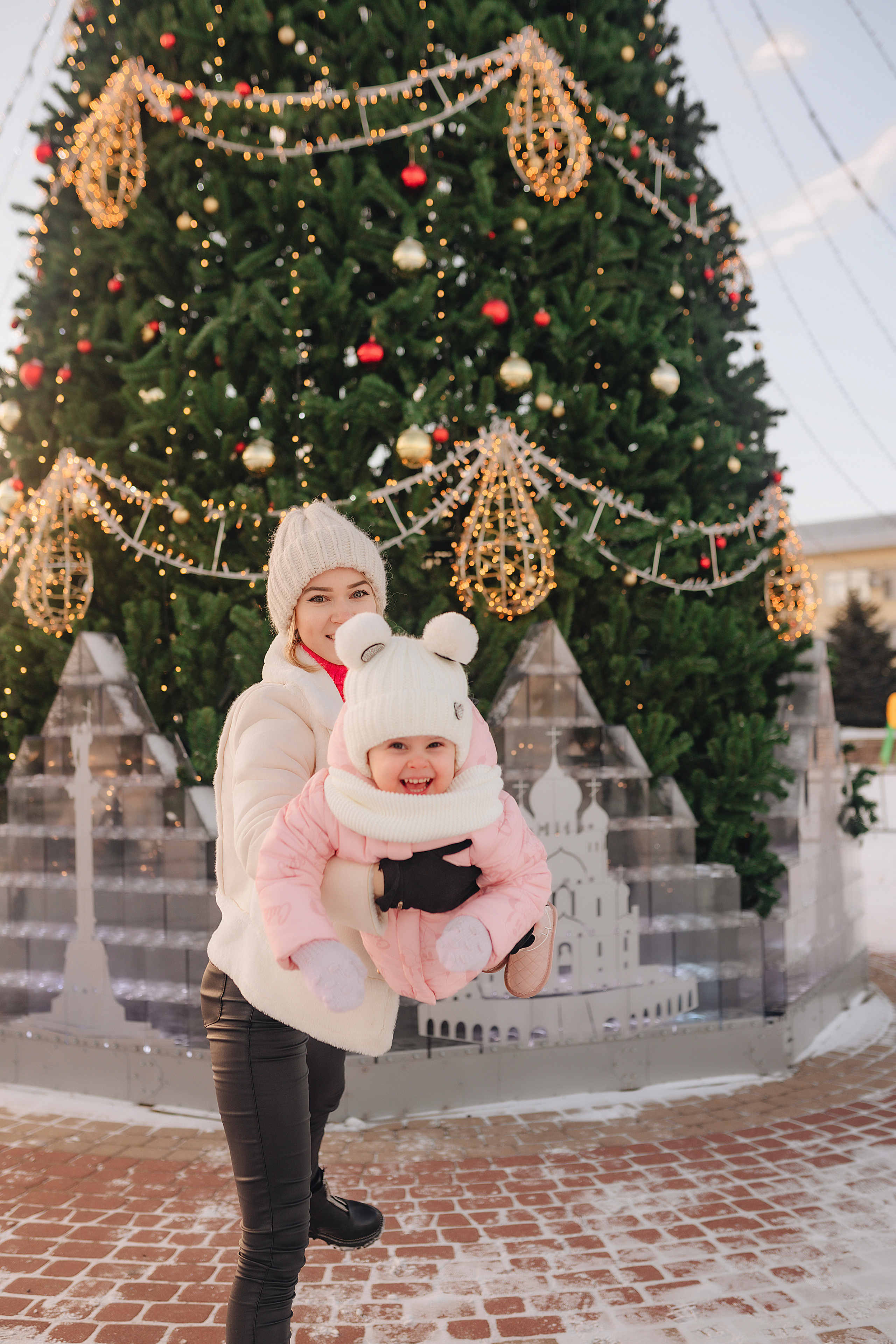 Прогулка у ёлки. Фотограф Карина Шмулёва. Воронеж и область