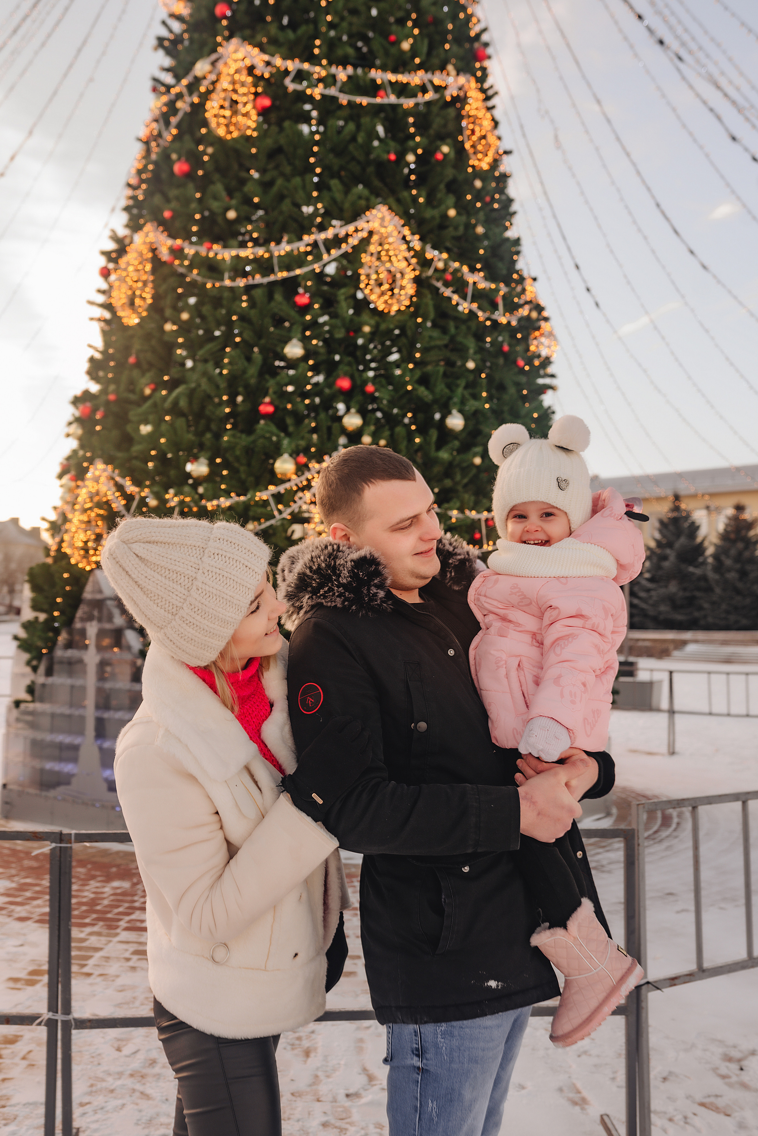 Прогулка у ёлки. Фотограф Карина Шмулёва. Воронеж и область