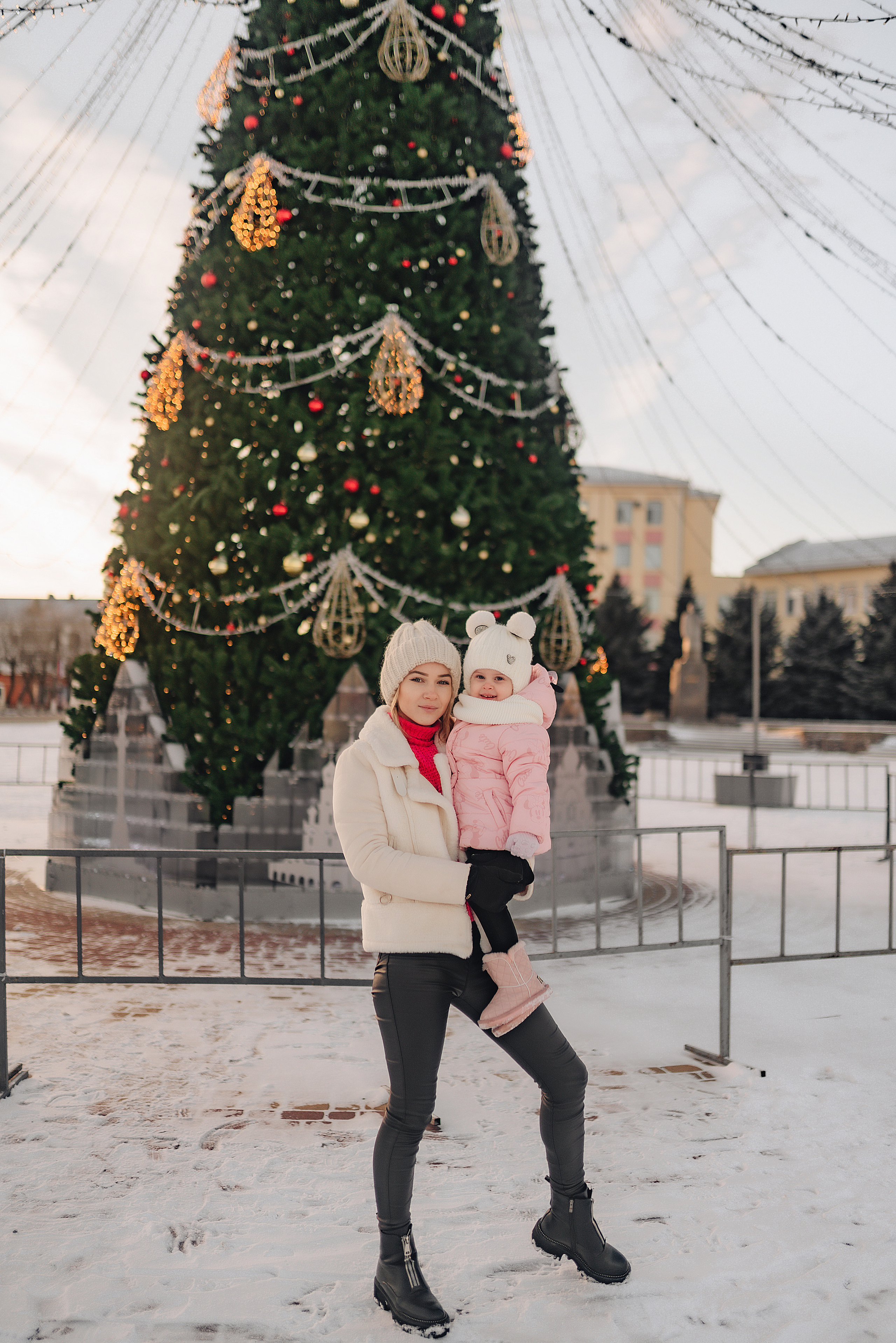 Прогулка у ёлки. Фотограф Карина Шмулёва. Воронеж и область