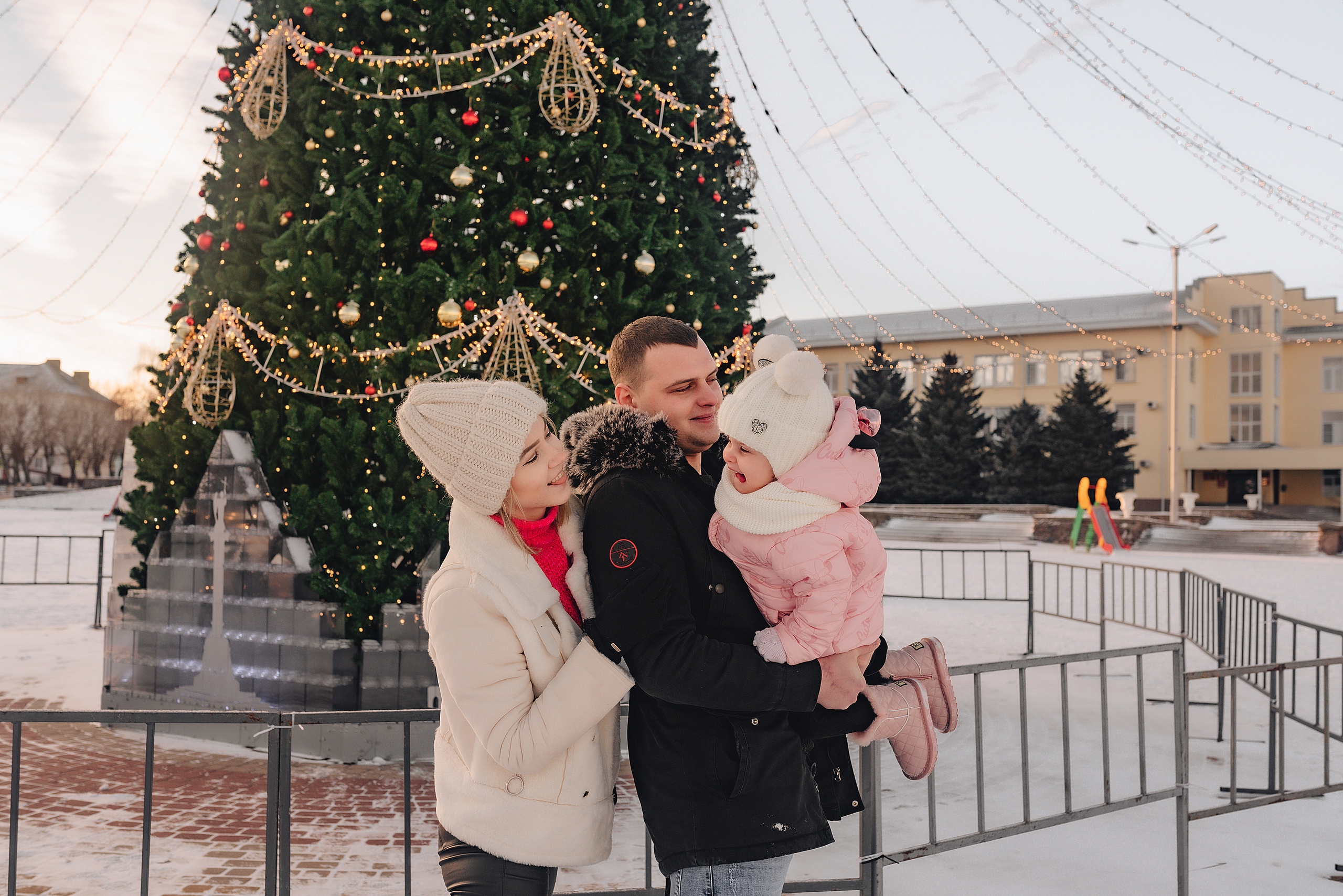 Прогулка у ёлки. Фотограф Карина Шмулёва. Воронеж и область