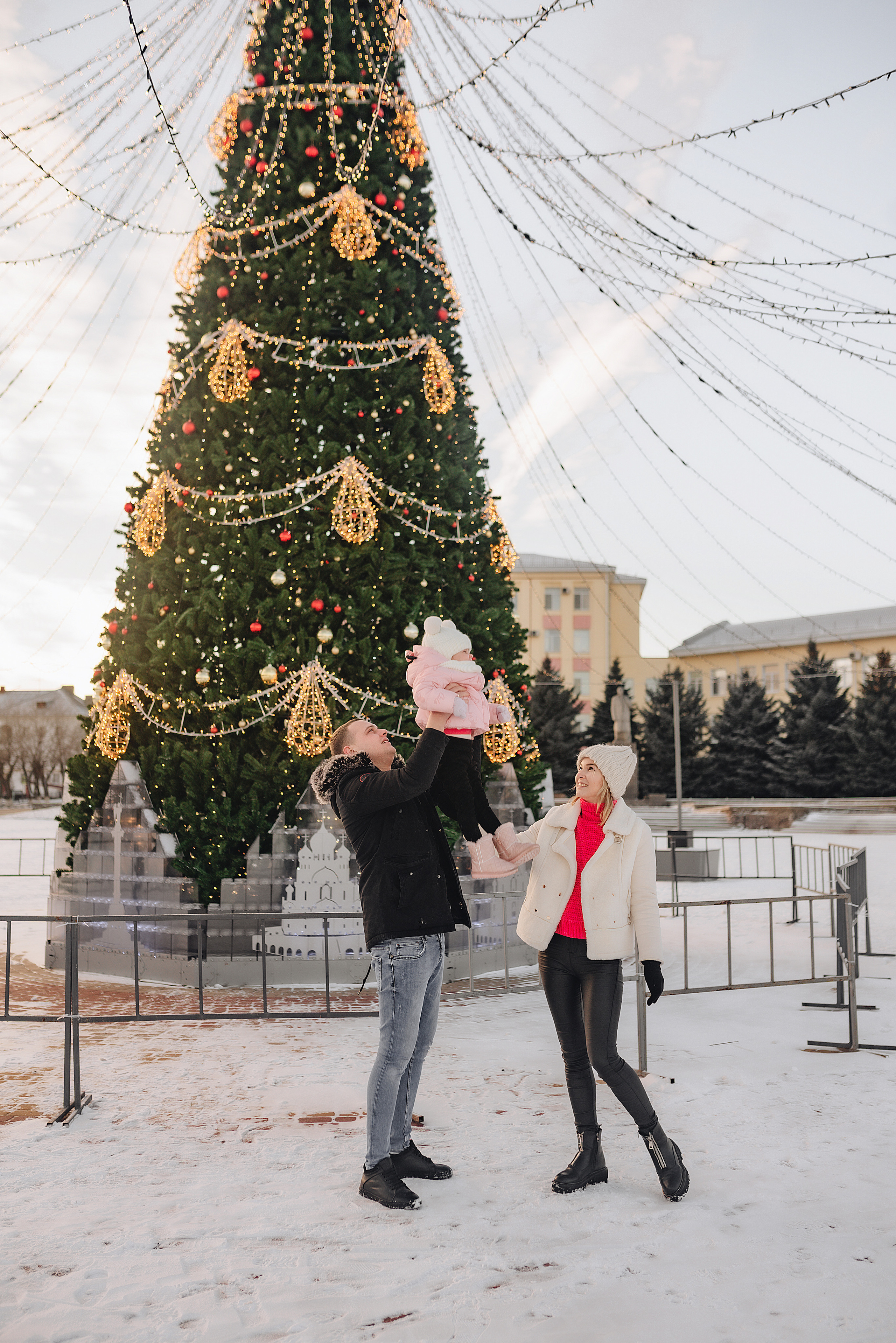 Прогулка у ёлки. Фотограф Карина Шмулёва. Воронеж и область