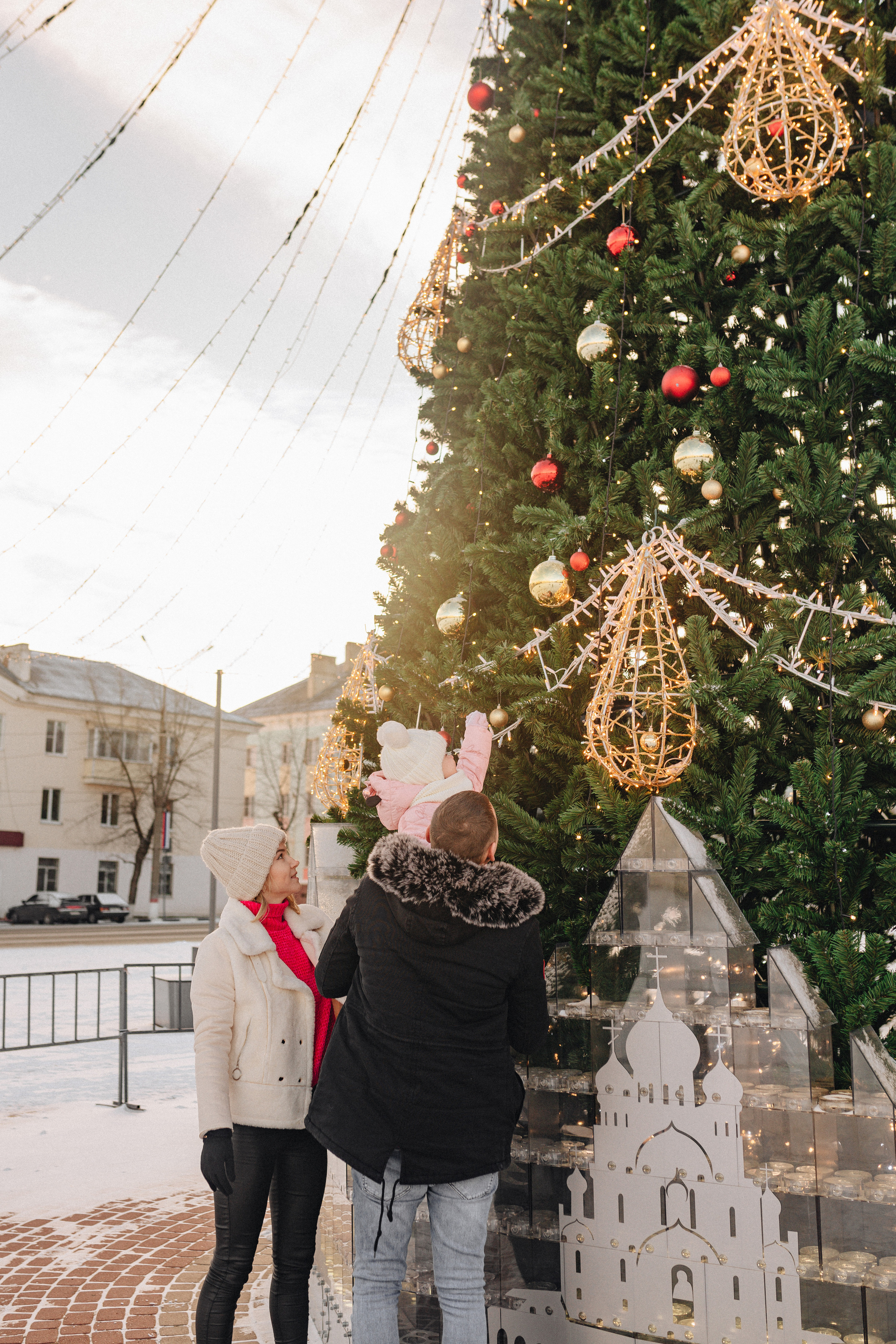 Прогулка у ёлки. Фотограф Карина Шмулёва. Воронеж и область