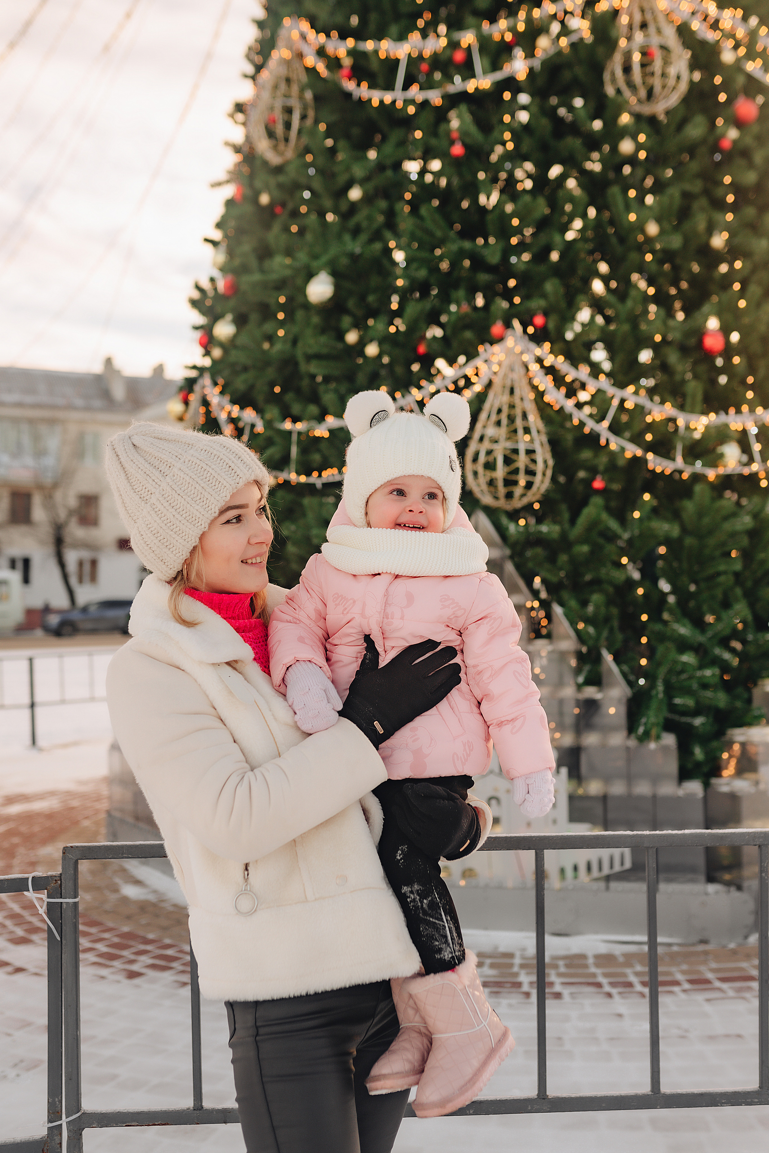 Прогулка у ёлки. Фотограф Карина Шмулёва. Воронеж и область