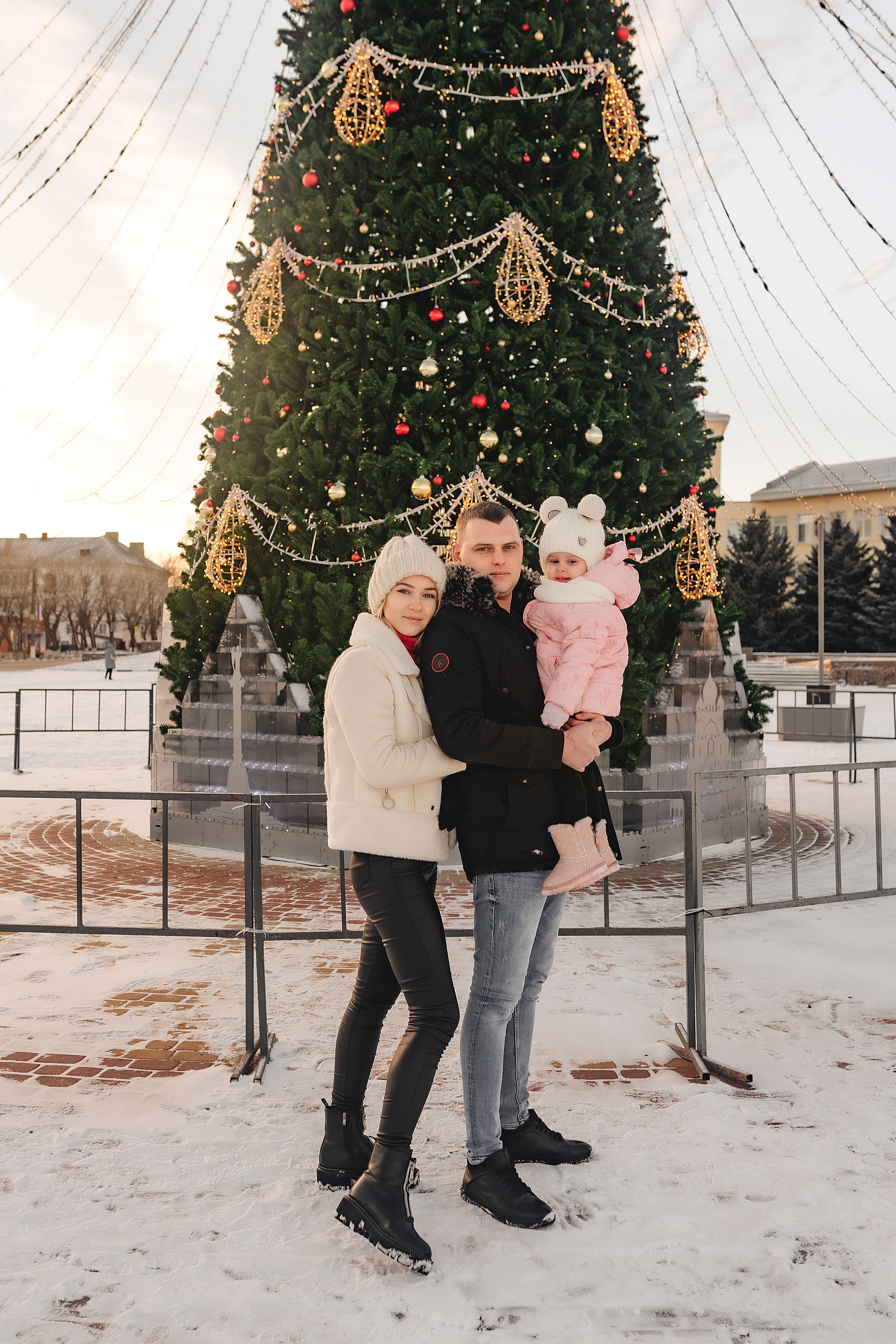 Прогулка у ёлки. Фотограф Карина Шмулёва. Воронеж и область