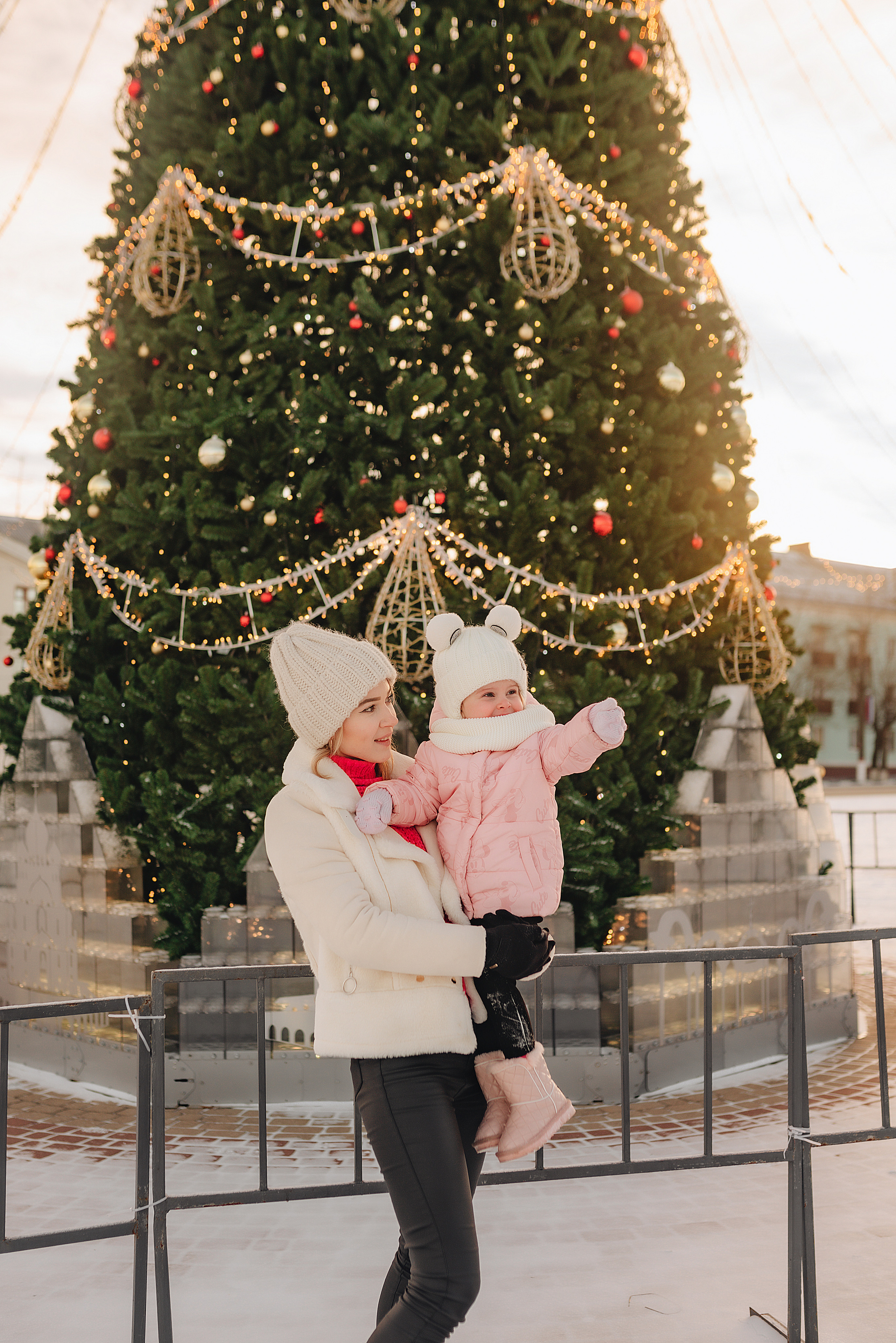 Прогулка у ёлки. Фотограф Карина Шмулёва. Воронеж и область