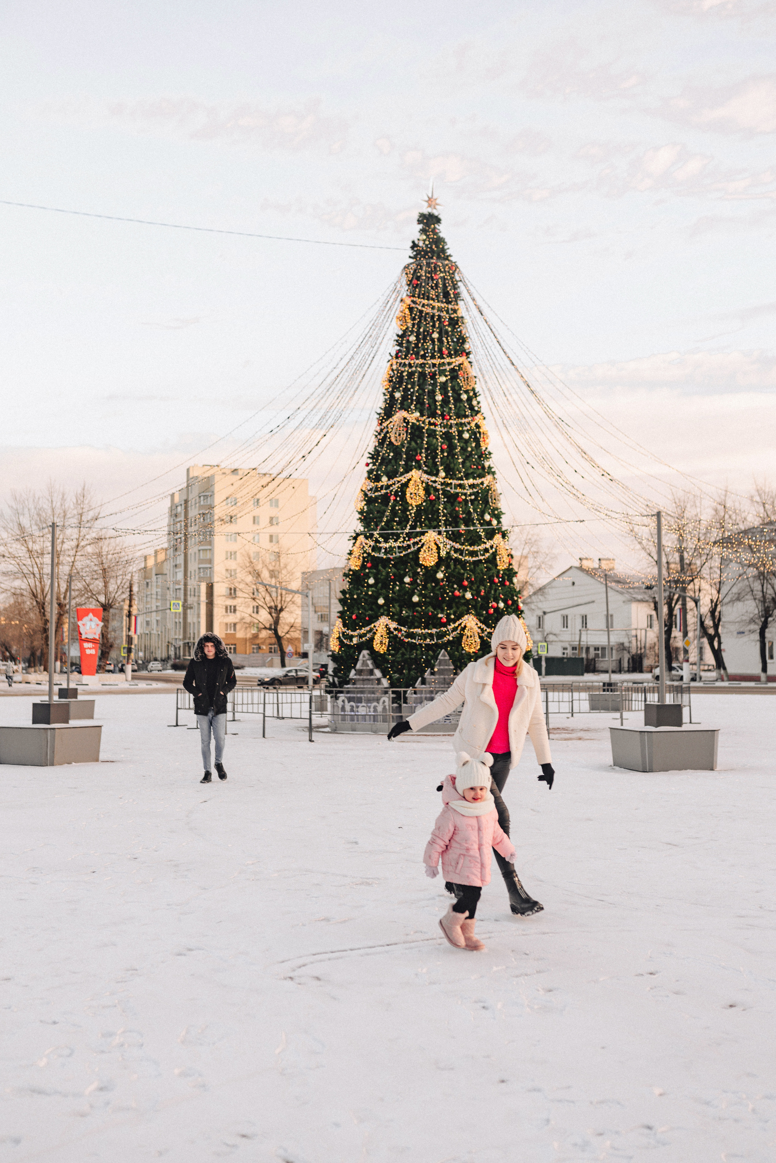 Прогулка у ёлки. Фотограф Карина Шмулёва. Воронеж и область