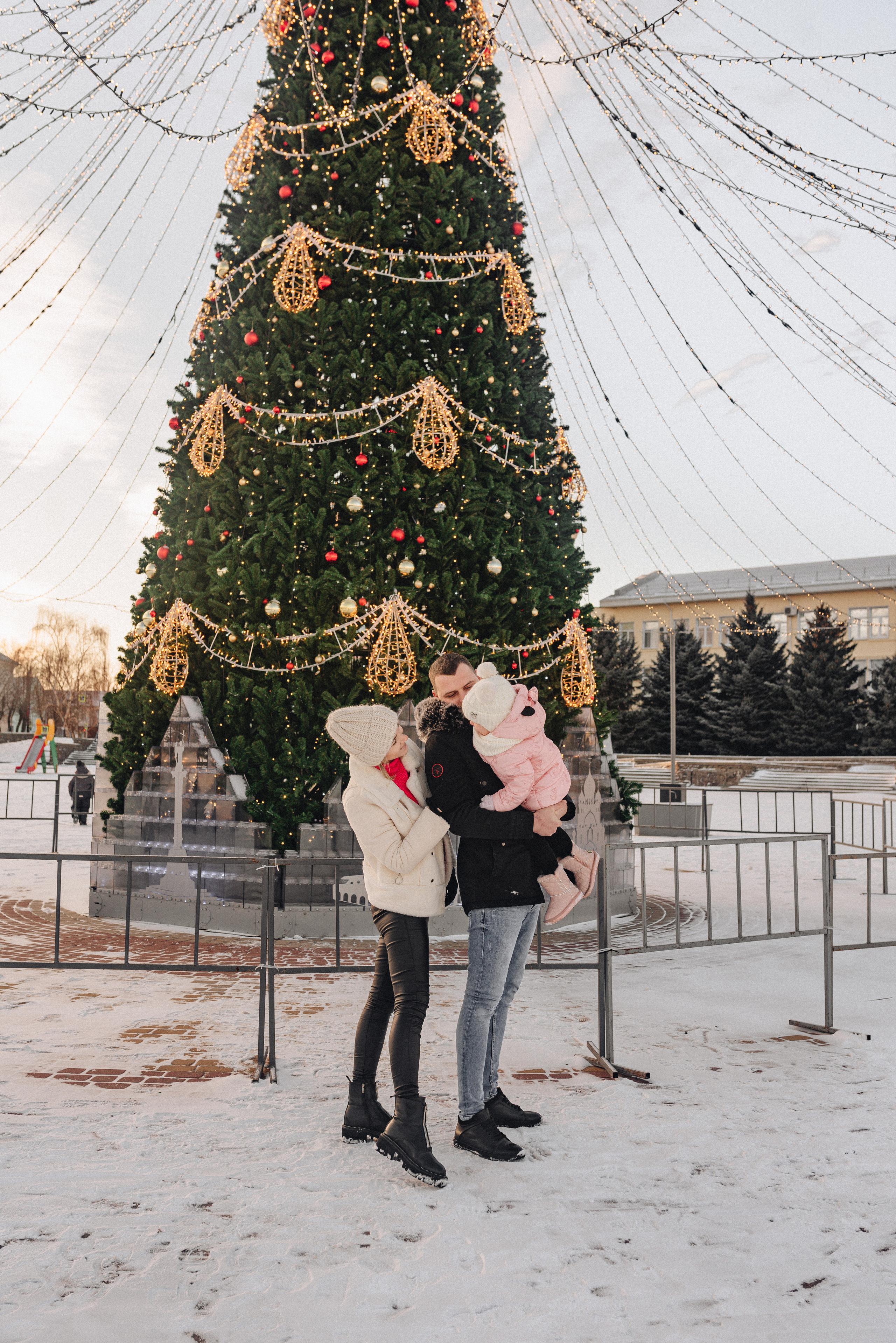 Прогулка у ёлки. Фотограф Карина Шмулёва. Воронеж и область