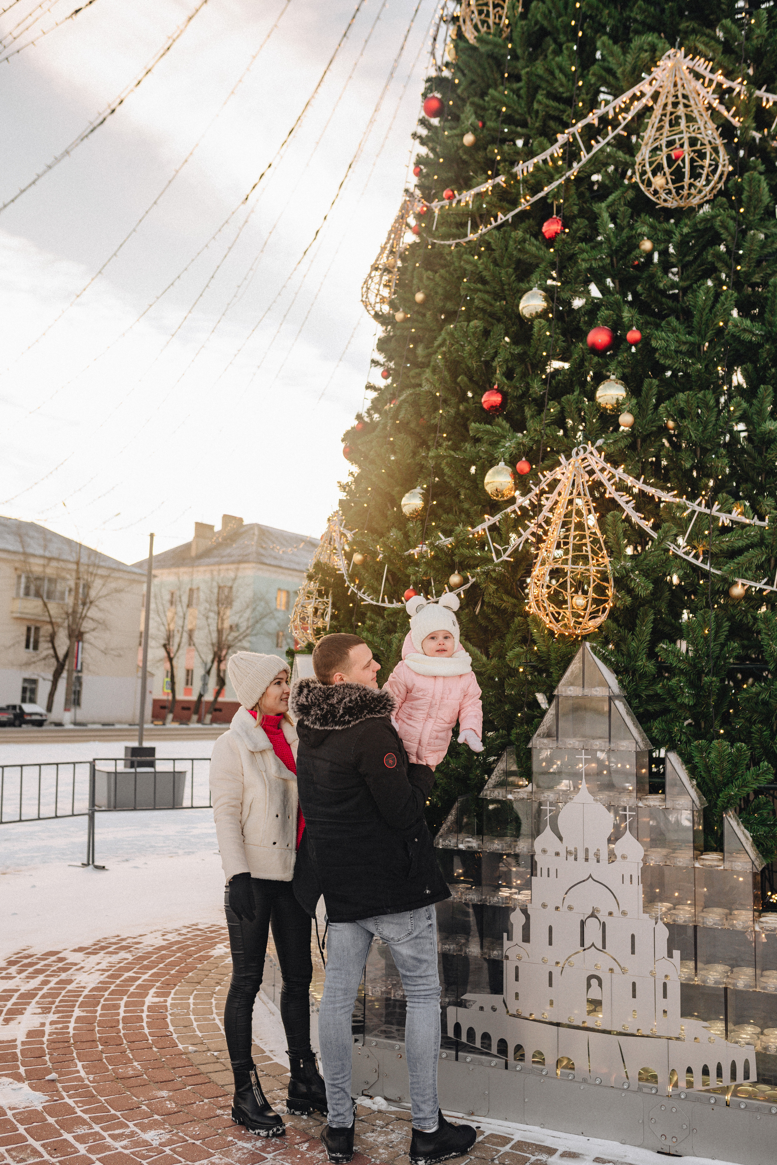 Прогулка у ёлки. Фотограф Карина Шмулёва. Воронеж и область