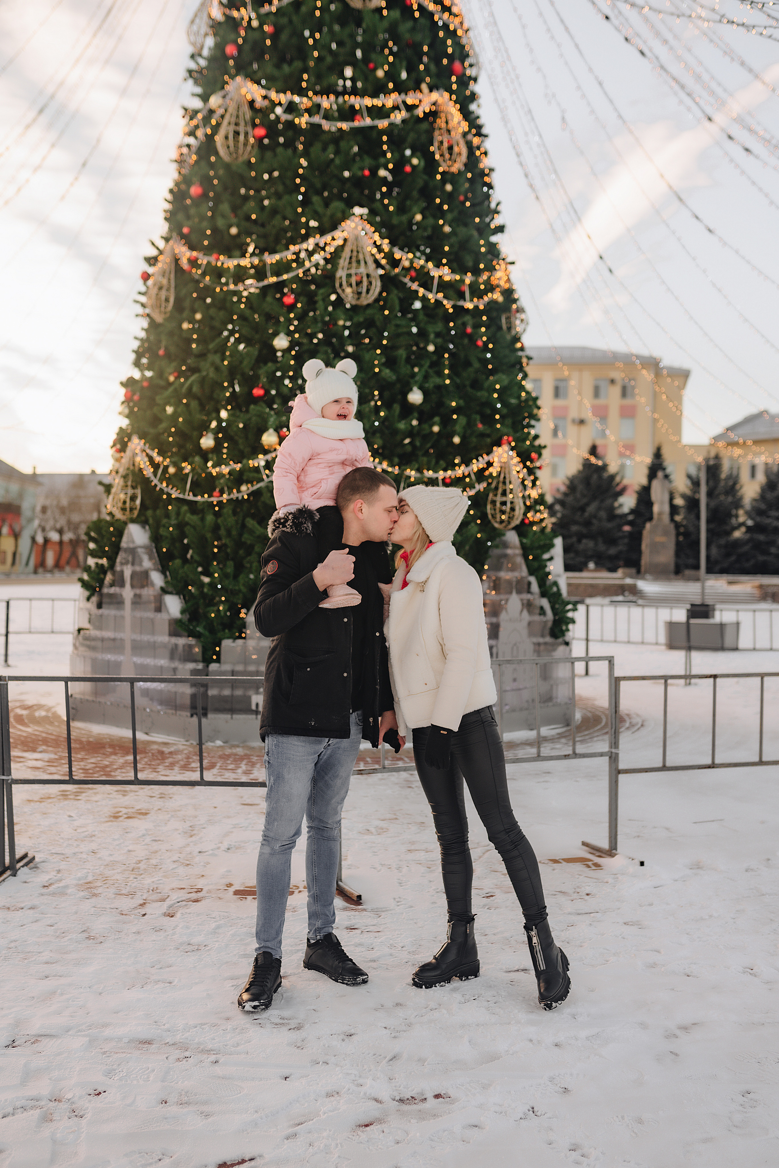 Прогулка у ёлки. Фотограф Карина Шмулёва. Воронеж и область