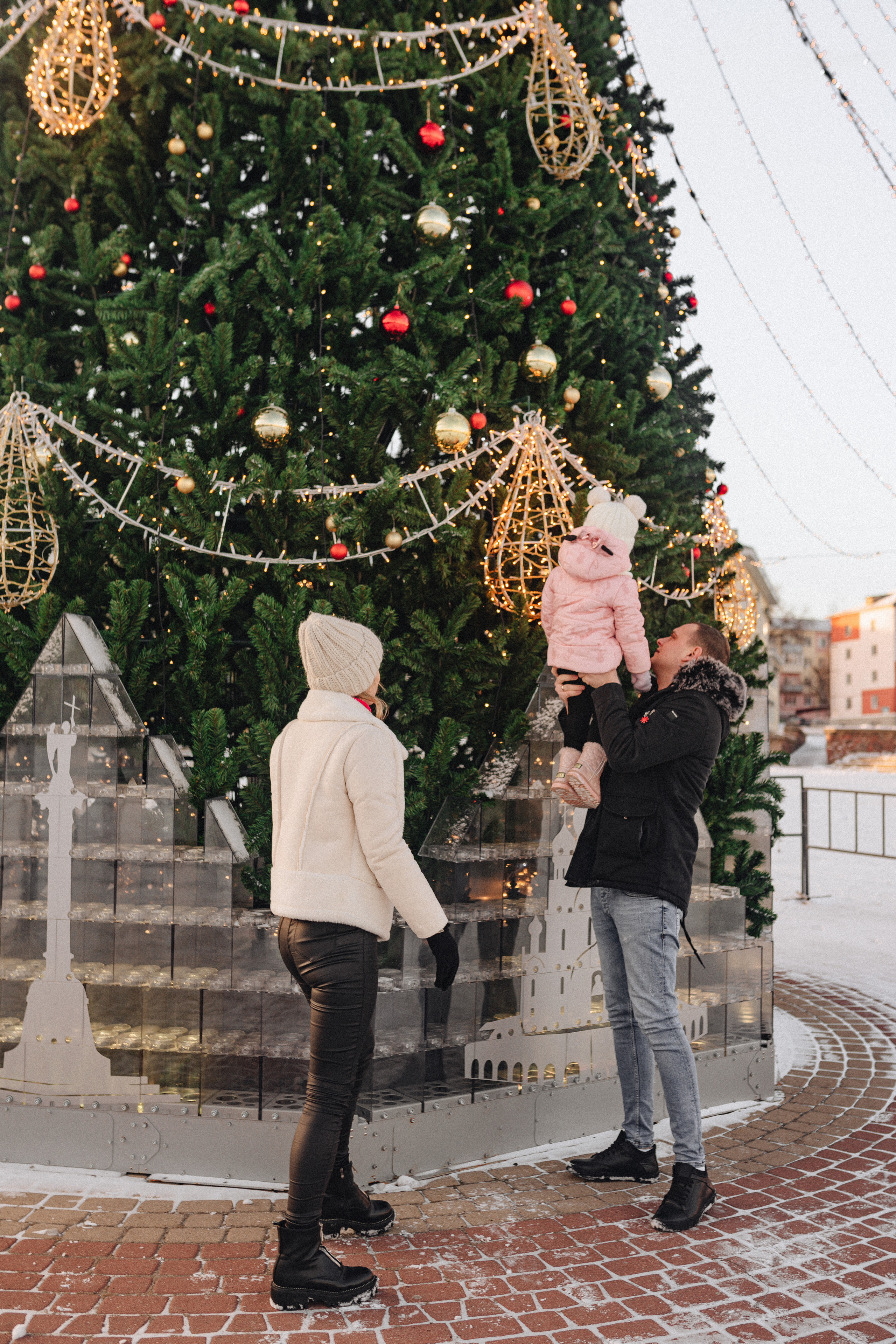 Прогулка у ёлки. Фотограф Карина Шмулёва. Воронеж и область