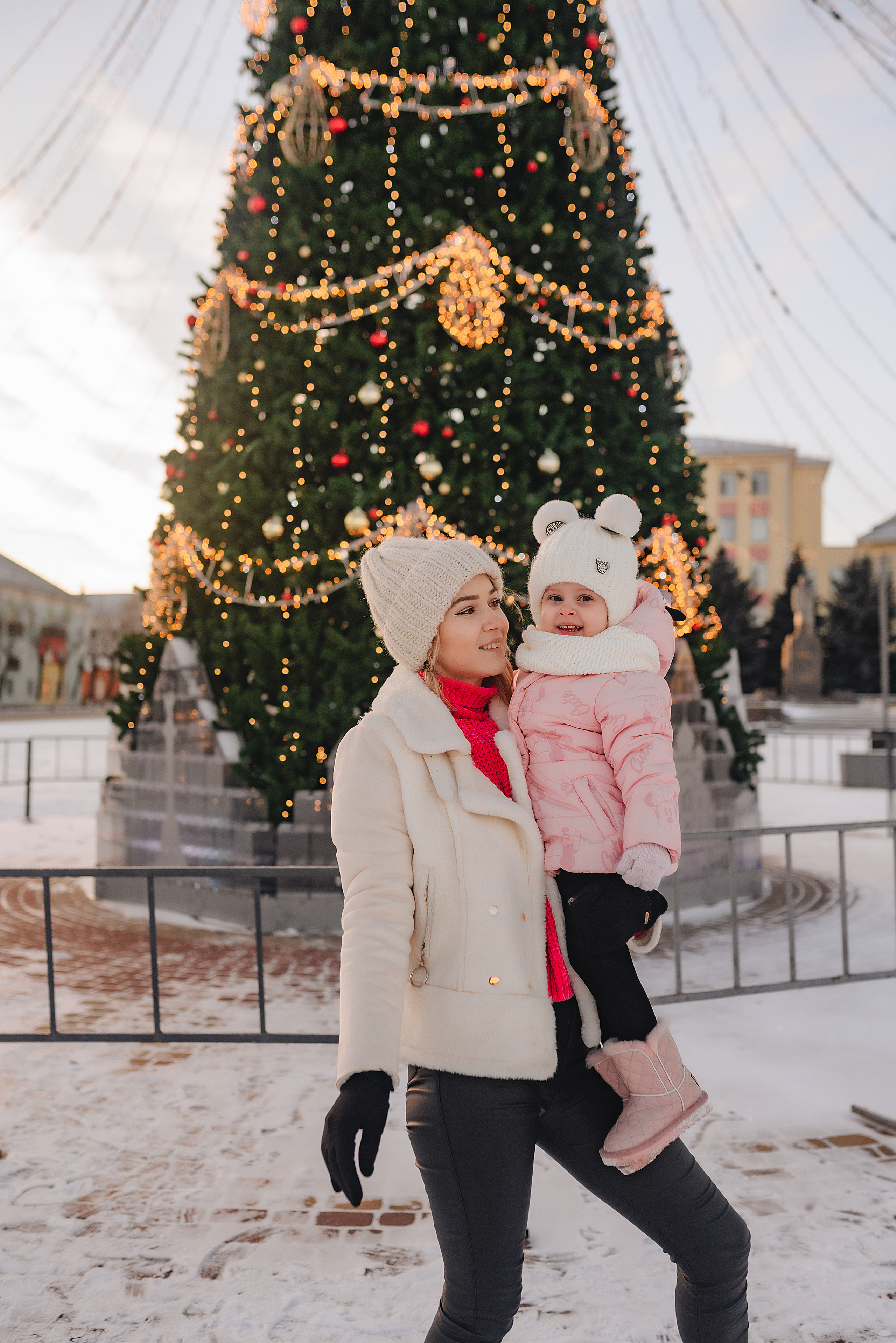 Прогулка у ёлки. Фотограф Карина Шмулёва. Воронеж и область