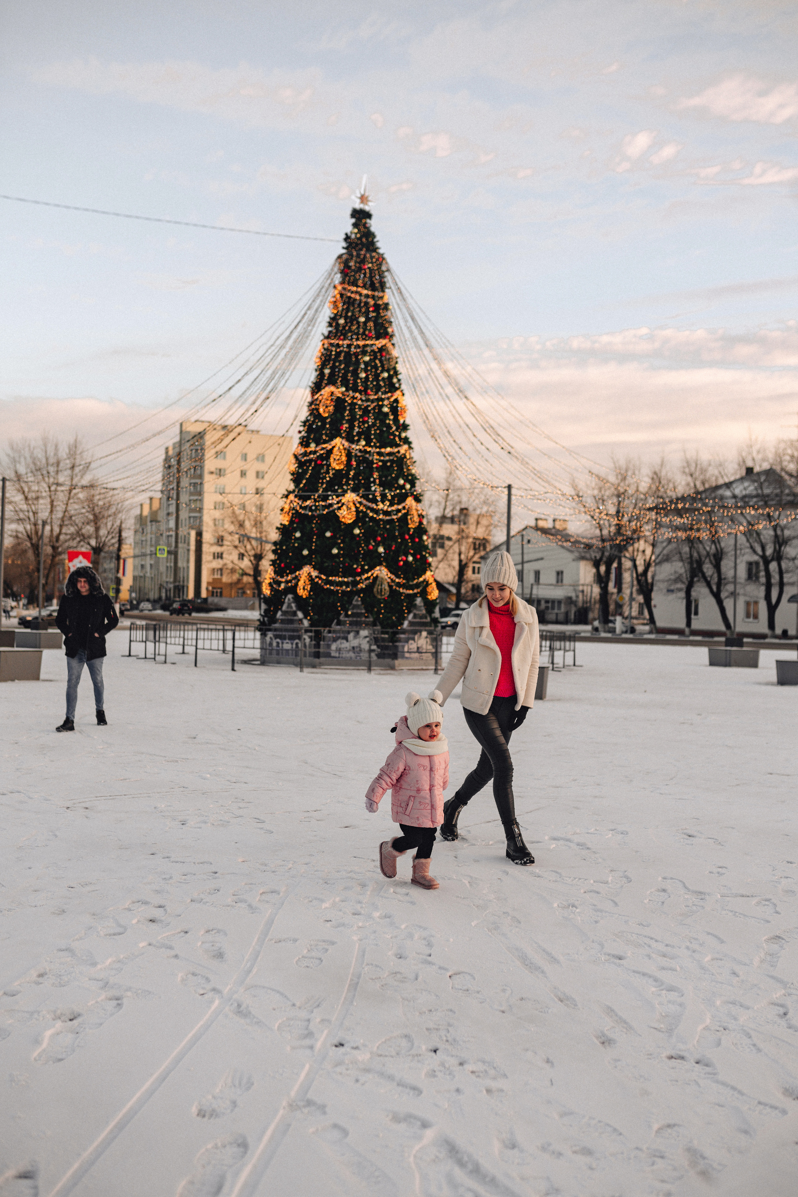 Прогулка у ёлки. Фотограф Карина Шмулёва. Воронеж и область