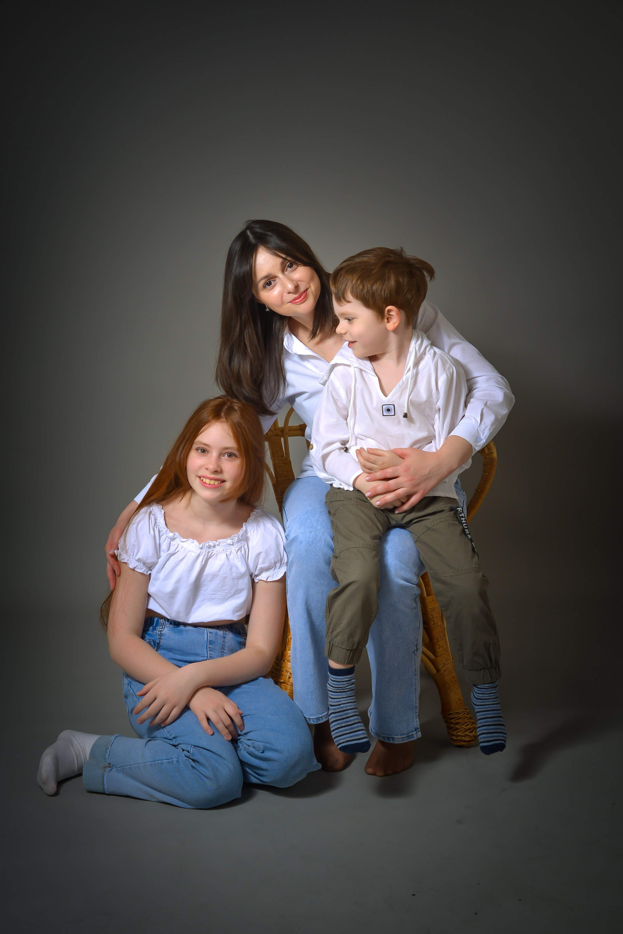 ДОЧКИ, ВНУЧКИ, БАБУШКА. Фотограф Юлия Антушева