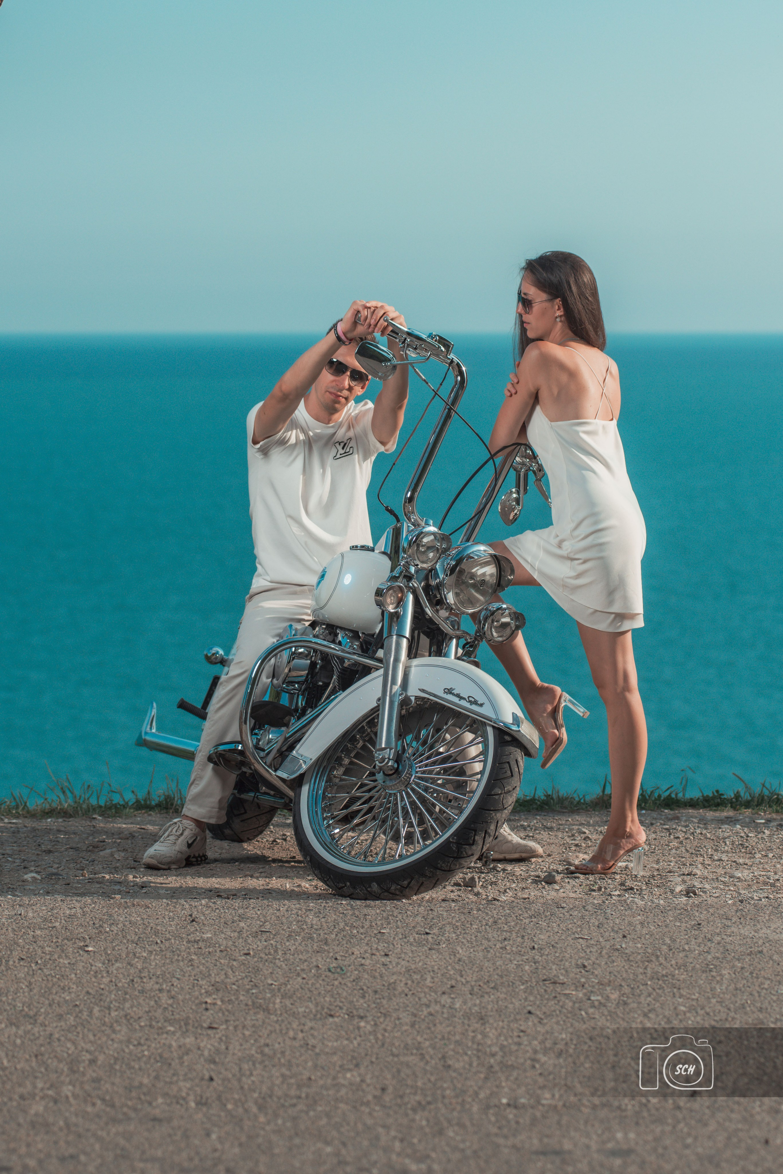 Солнечная фотосессия с белым harley-davidson