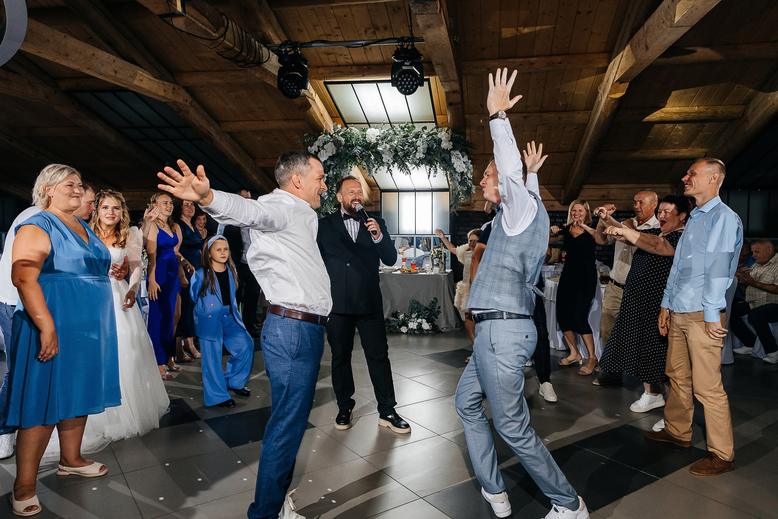 Трогательная выездная церемония в уютном дворике отеля. Олег Сверчков | Свадебный фотограф Вологда