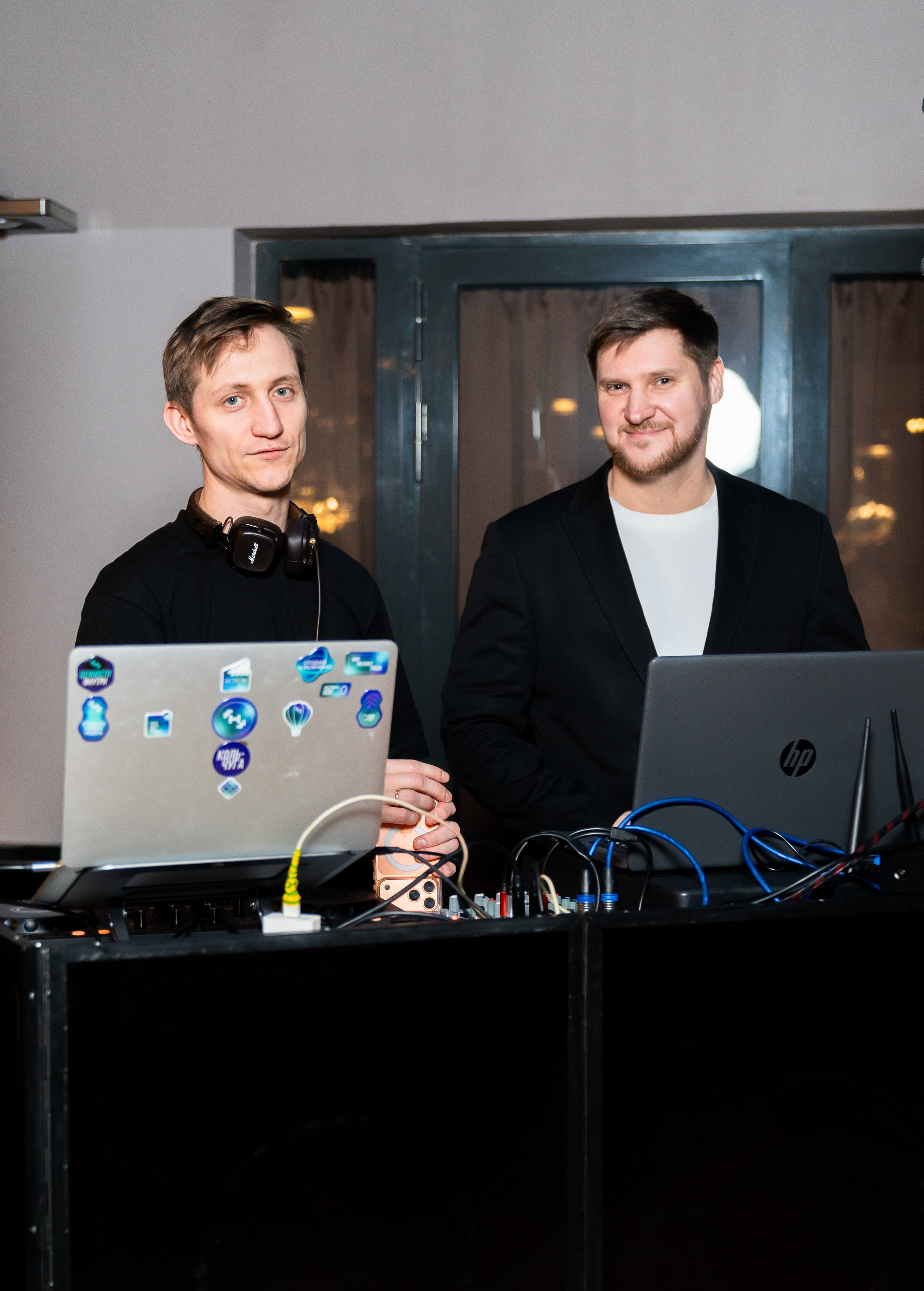 Диджей и ведущий  за пультом на мероприятии в Radisson Sonya Hotel. Фото Евгения Мальцева.