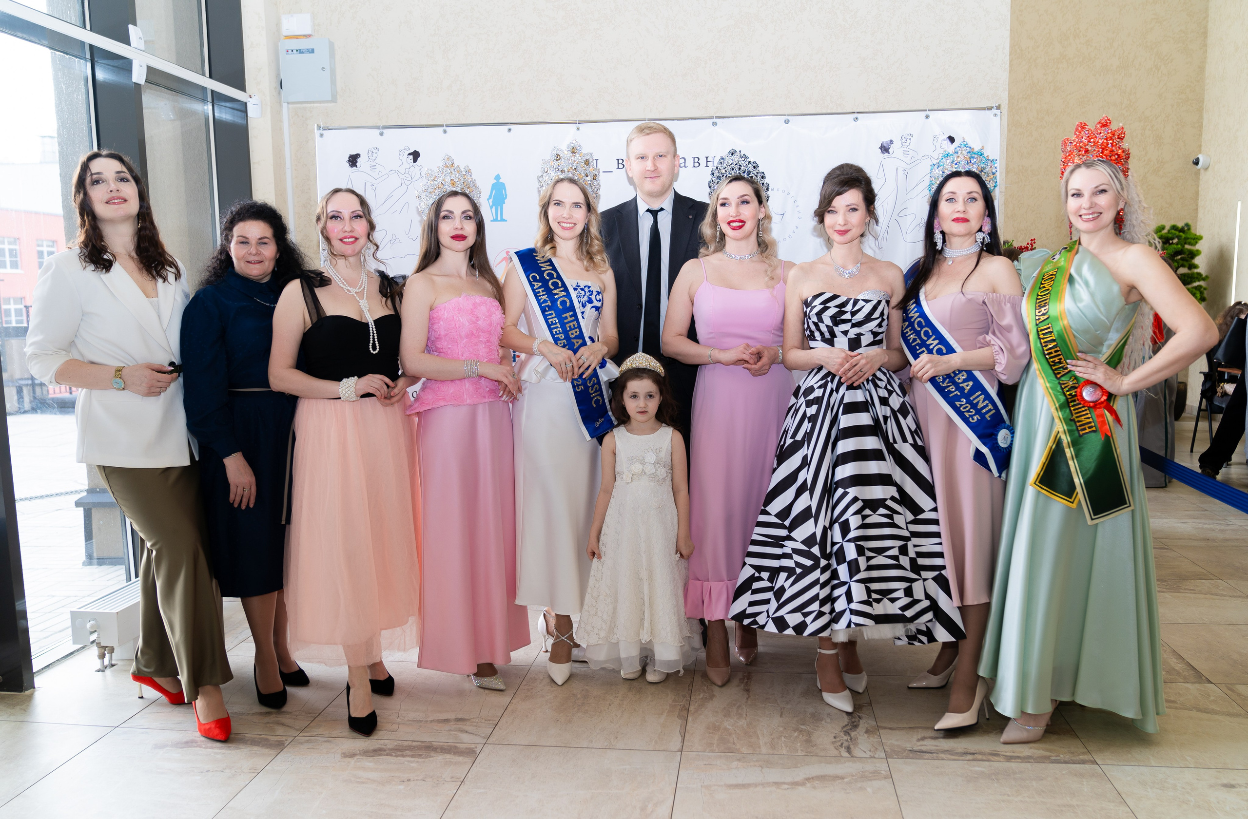 Групповое фото  участниц инклюзивного бала «Мы все равны» с организаторами и королевами бала. Фотография Мальцев Евгений.