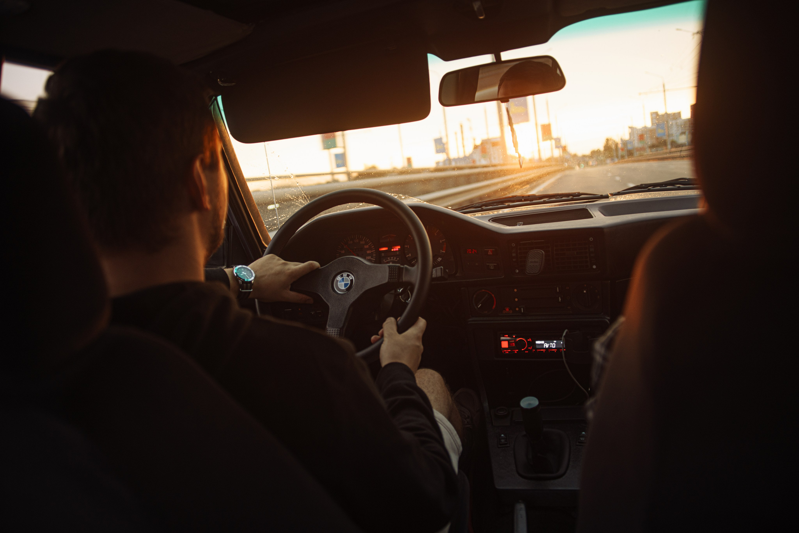 Старая BMW фотографируется за городом. Жуков Илья  свадебный фотограф в Москве