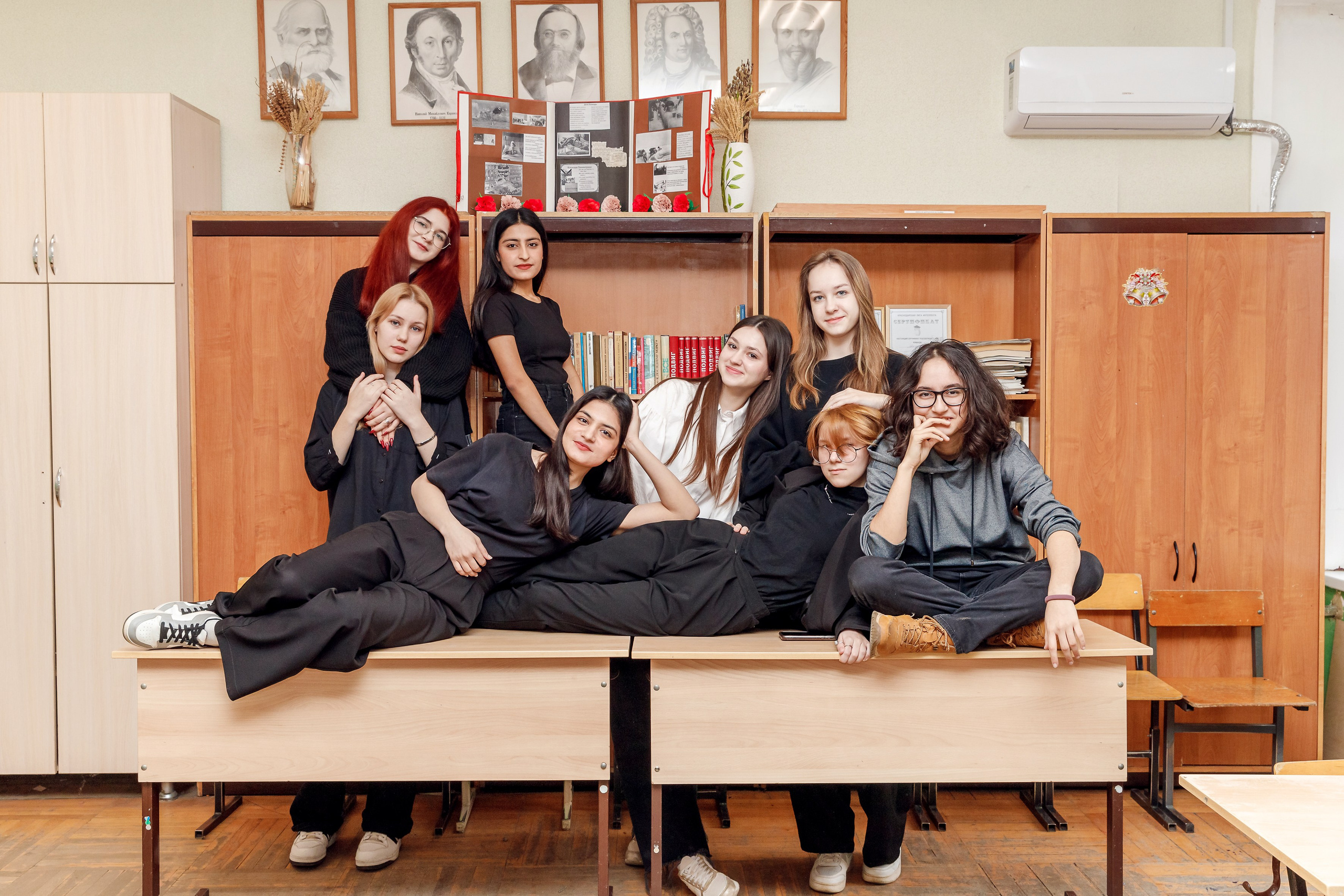 И В ШКОЛЕ ЕСТЬ ЖИЗНЬ. Марина Ушакова. Фотограф. Выпускные альбомы. г. Краснодар