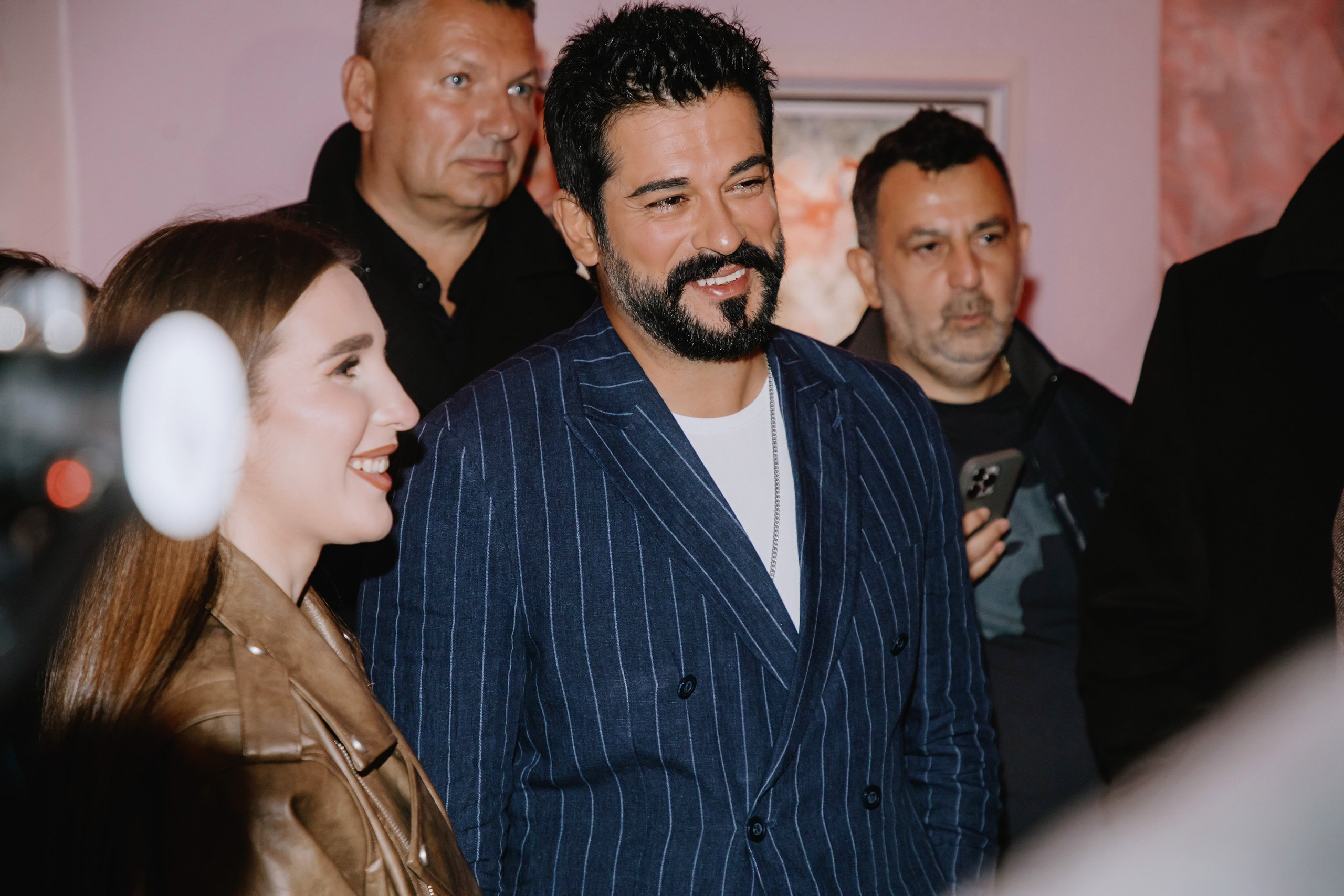 Бурак Озчивит посетил выставку Никаса Сафронова. Фотограф в Москве и Санкт-Петербурге Дарина