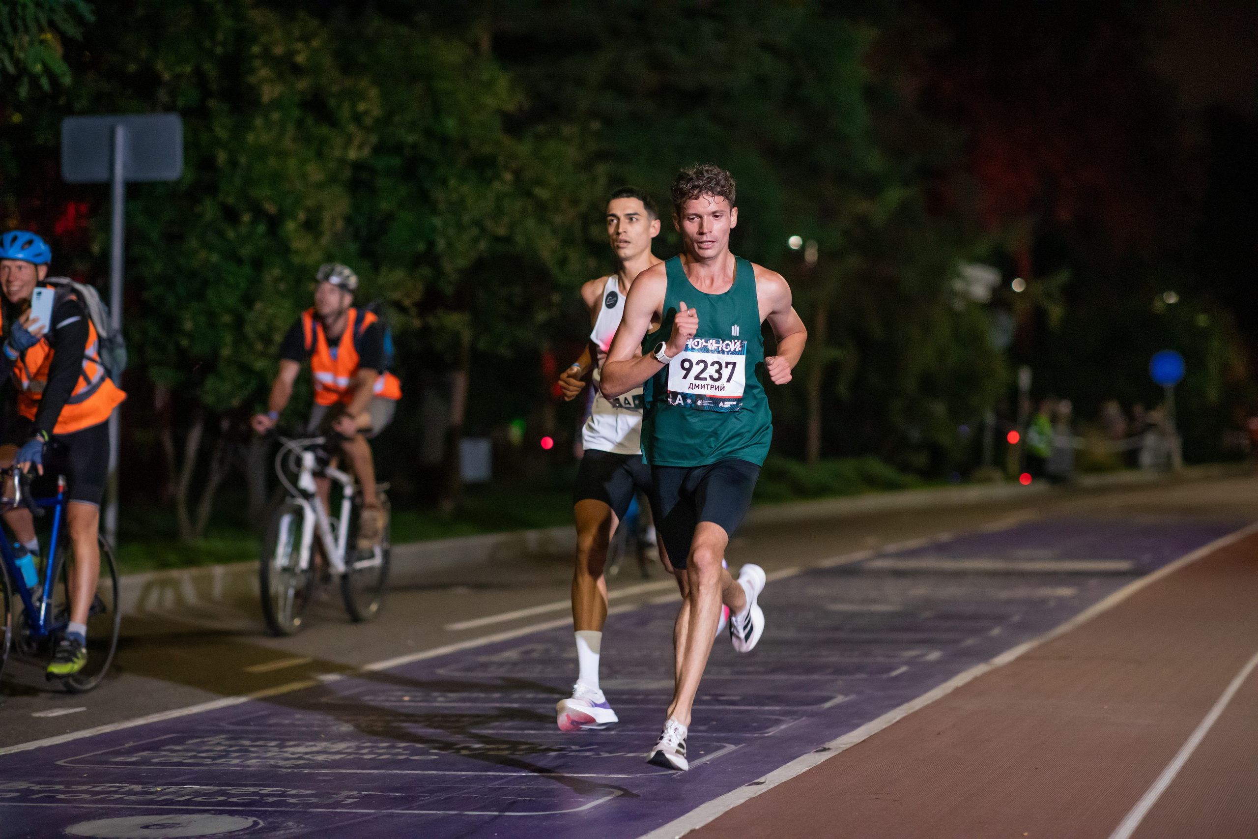 Ночной забег в ленте фотографий бегунов 03.08.24. Фотограф Сергей Ловкий