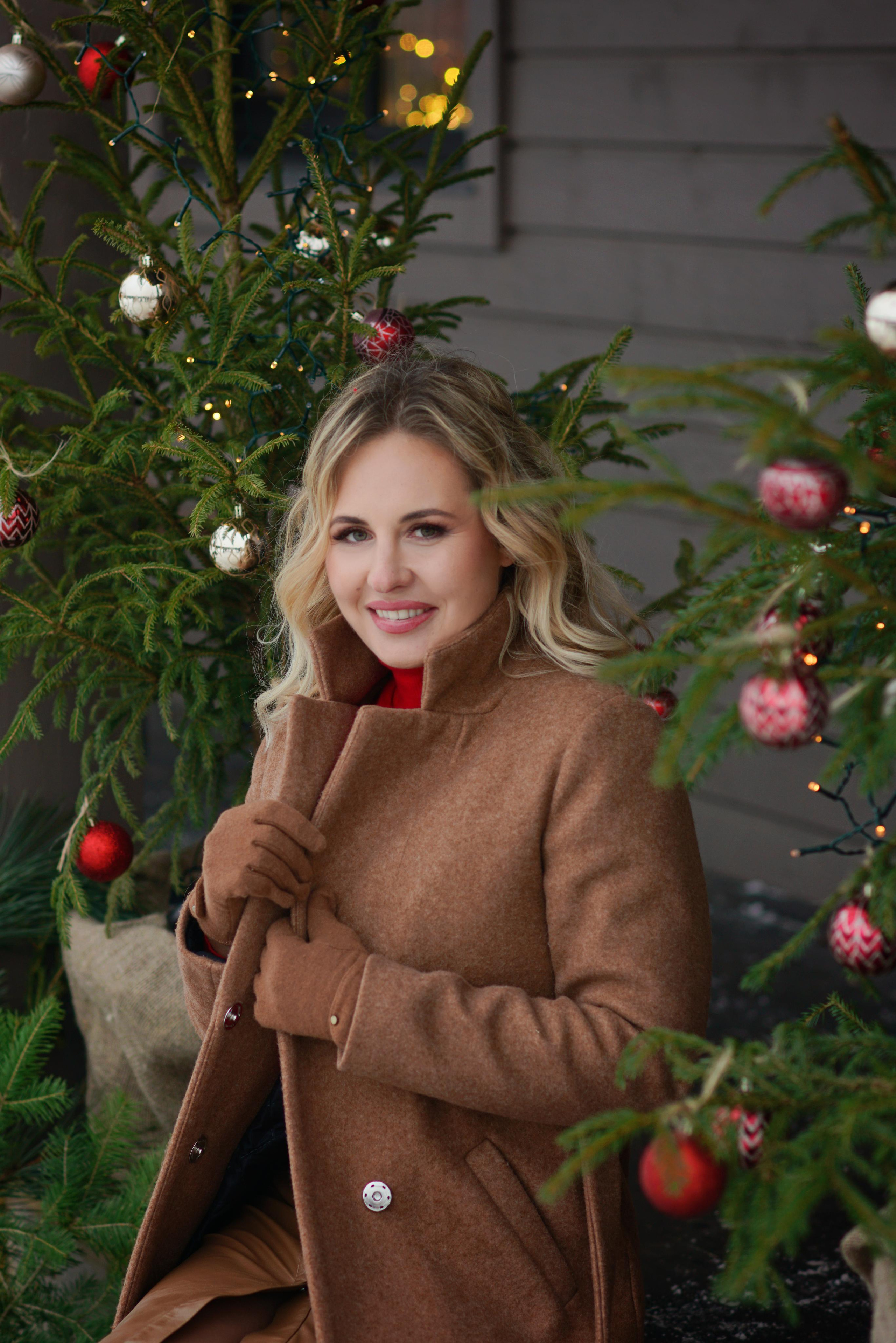 Семейная фотосессия для мамы и дочек в фотодоме. Фотодача — загородный дом для съемок в Домодедово, Московская область