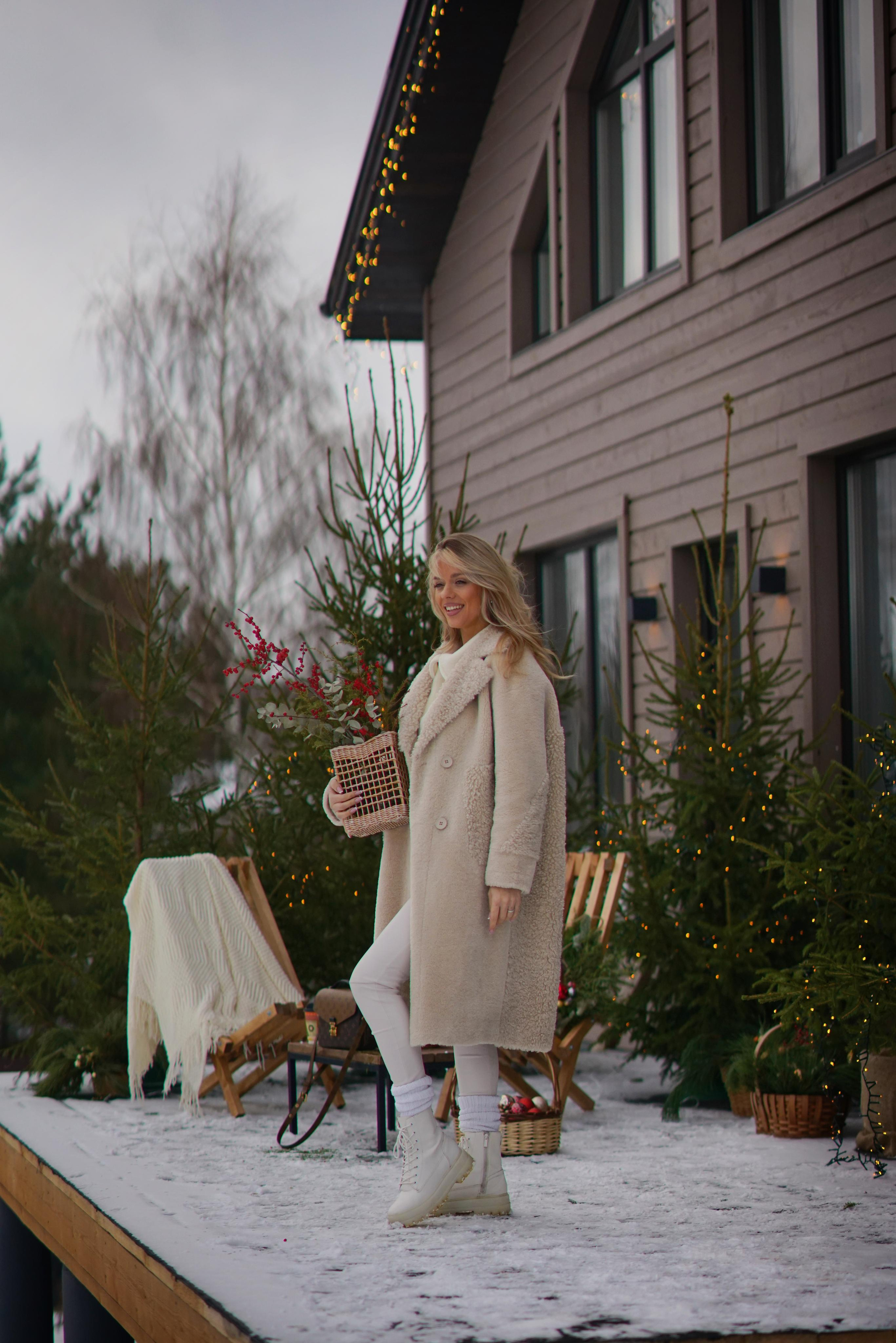 Фотосессия для Вероники, женский портрет в загородном доме зимой. Фотодача — загородный дом для съемок в Домодедово, Московская область