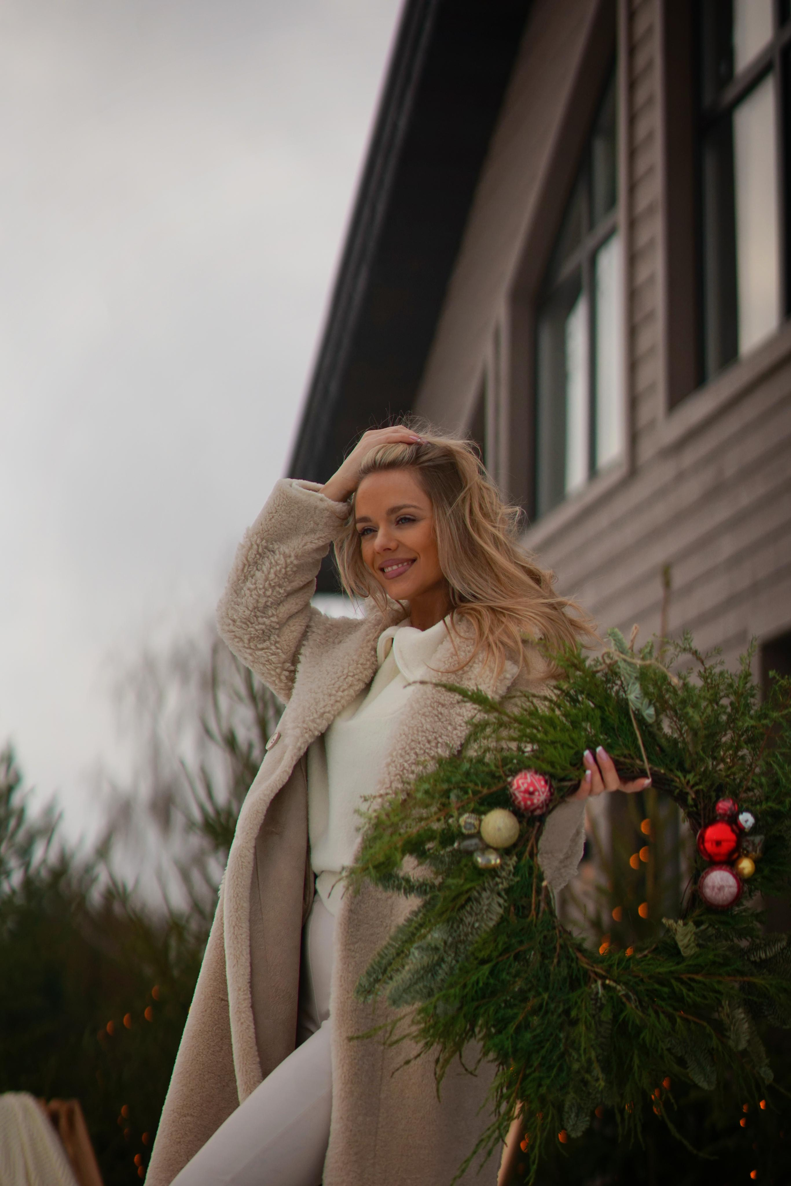 Фотосессия для Вероники, женский портрет в загородном доме зимой. Фотодача — загородный дом для съемок в Домодедово, Московская область