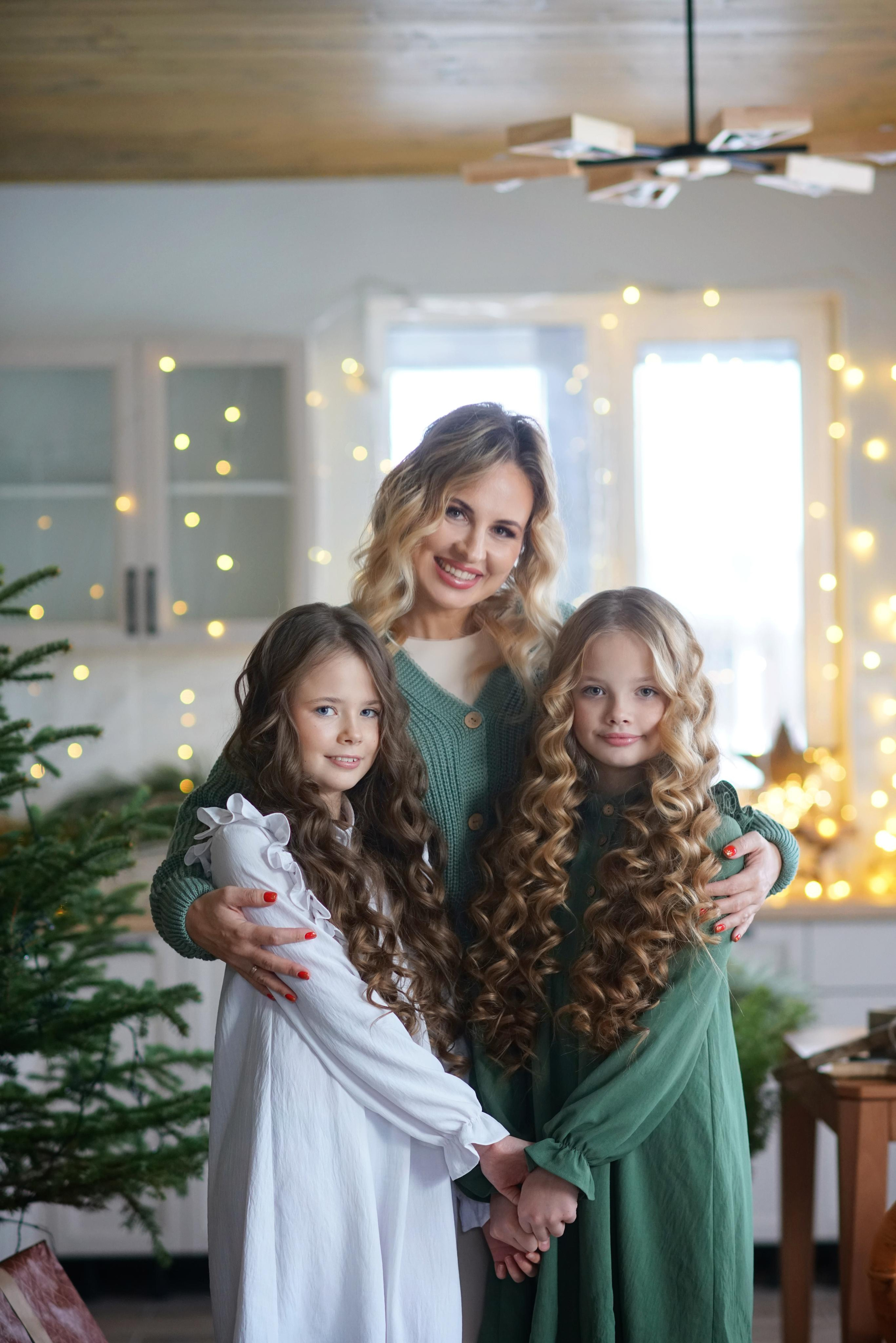 Семейная фотосессия для мамы и дочек в фотодоме. Фотодача — загородный дом для съемок в Домодедово, Московская область