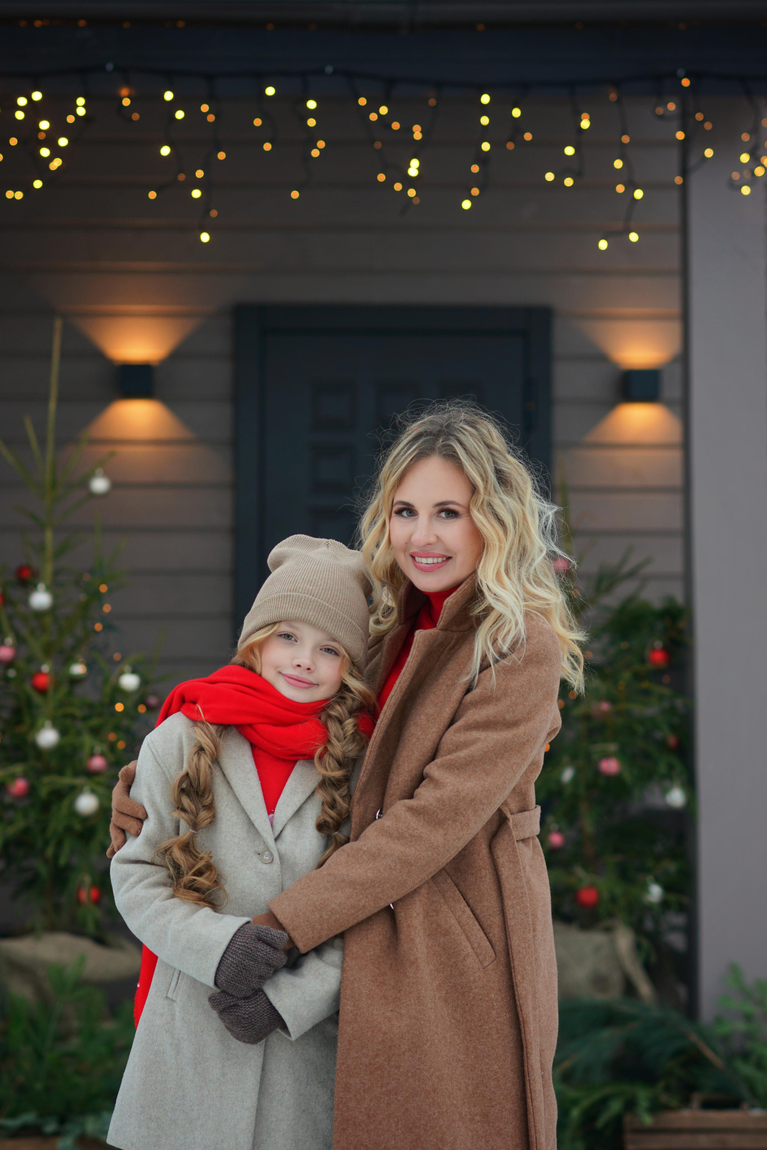 Семейная фотосессия для мамы и дочек в фотодоме. Фотодача — загородный дом для съемок в Домодедово, Московская область