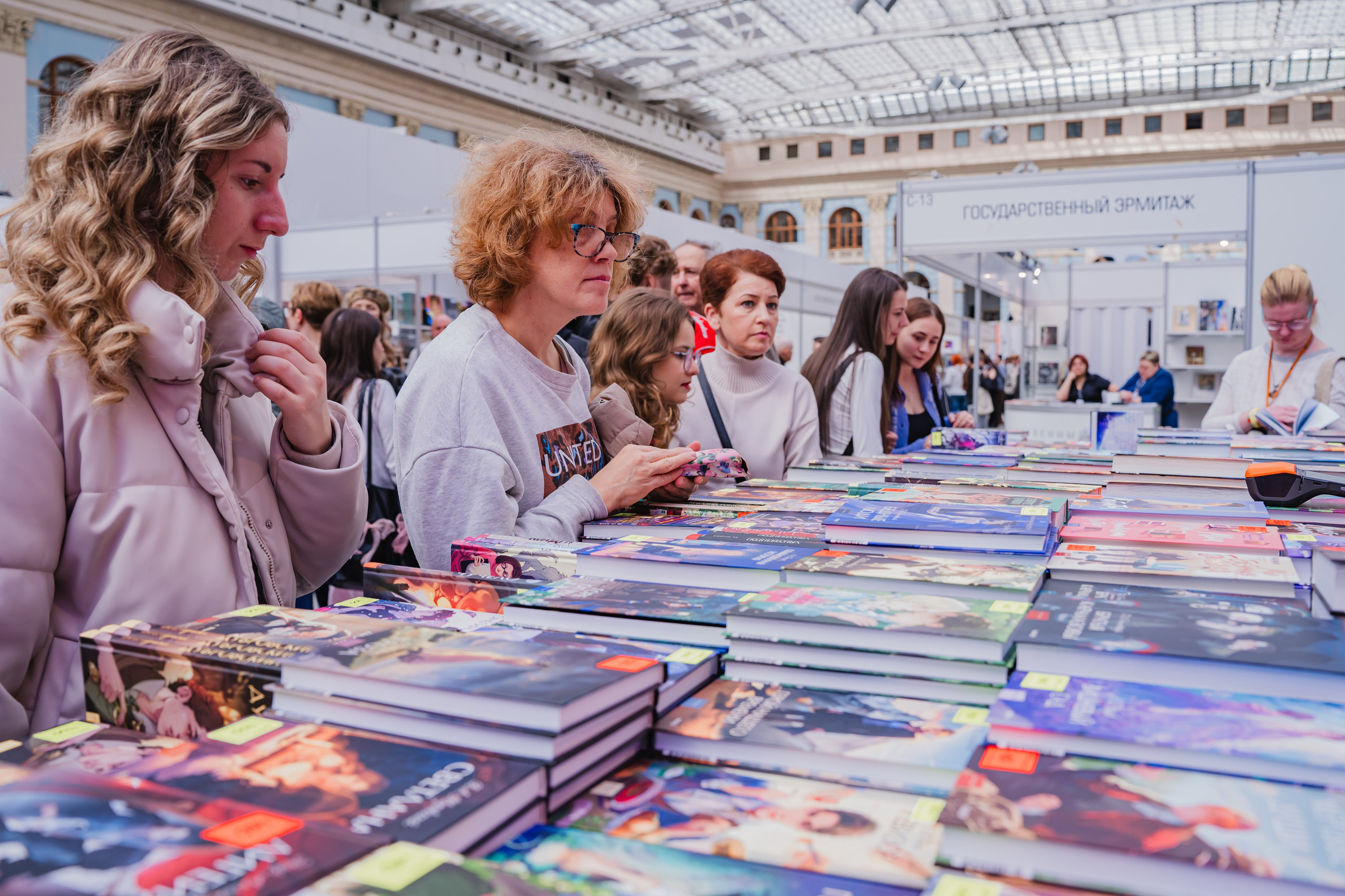 МИФ Non/fictio№ 2025 стенды. Репортажный фотограф Анастасия Рубцова
