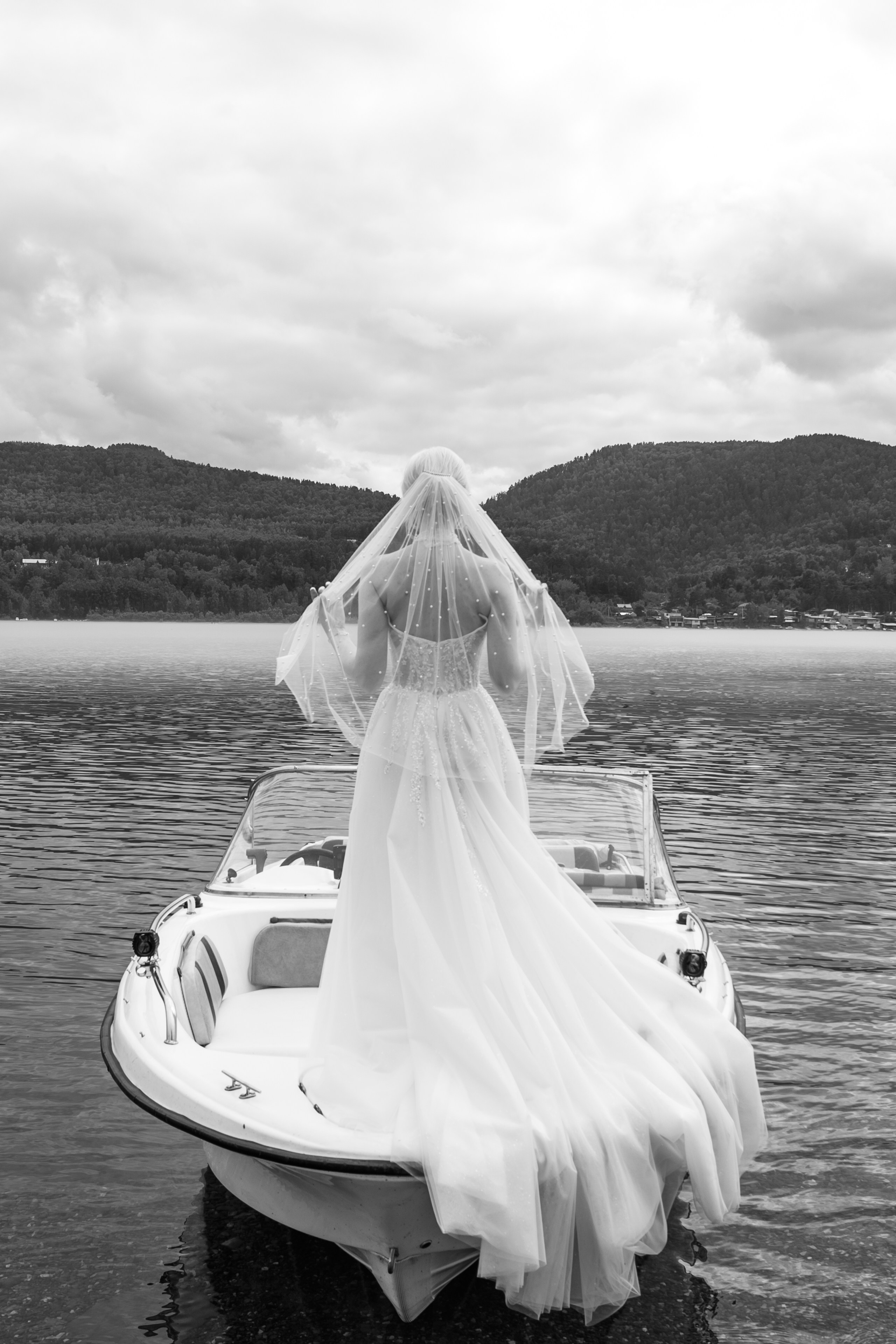 Свадебная фотосессия на катере Красноярск