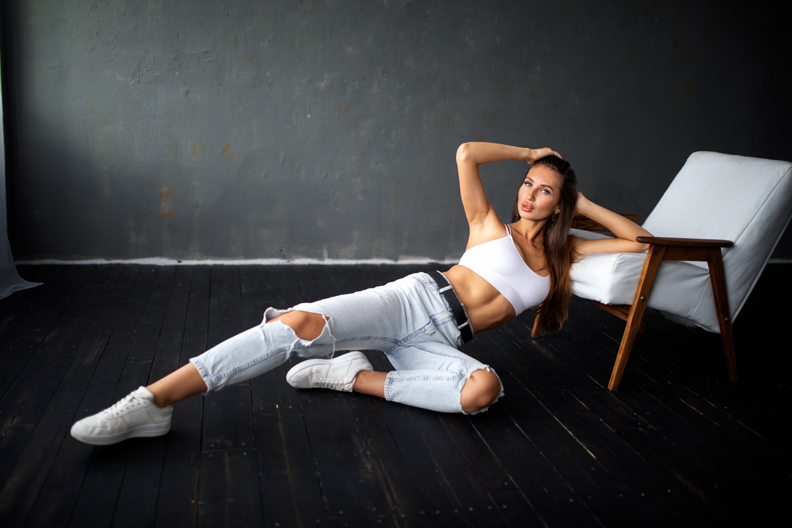 Съемка с Викторией в студии с минимальным интерьером в формате для «себя»