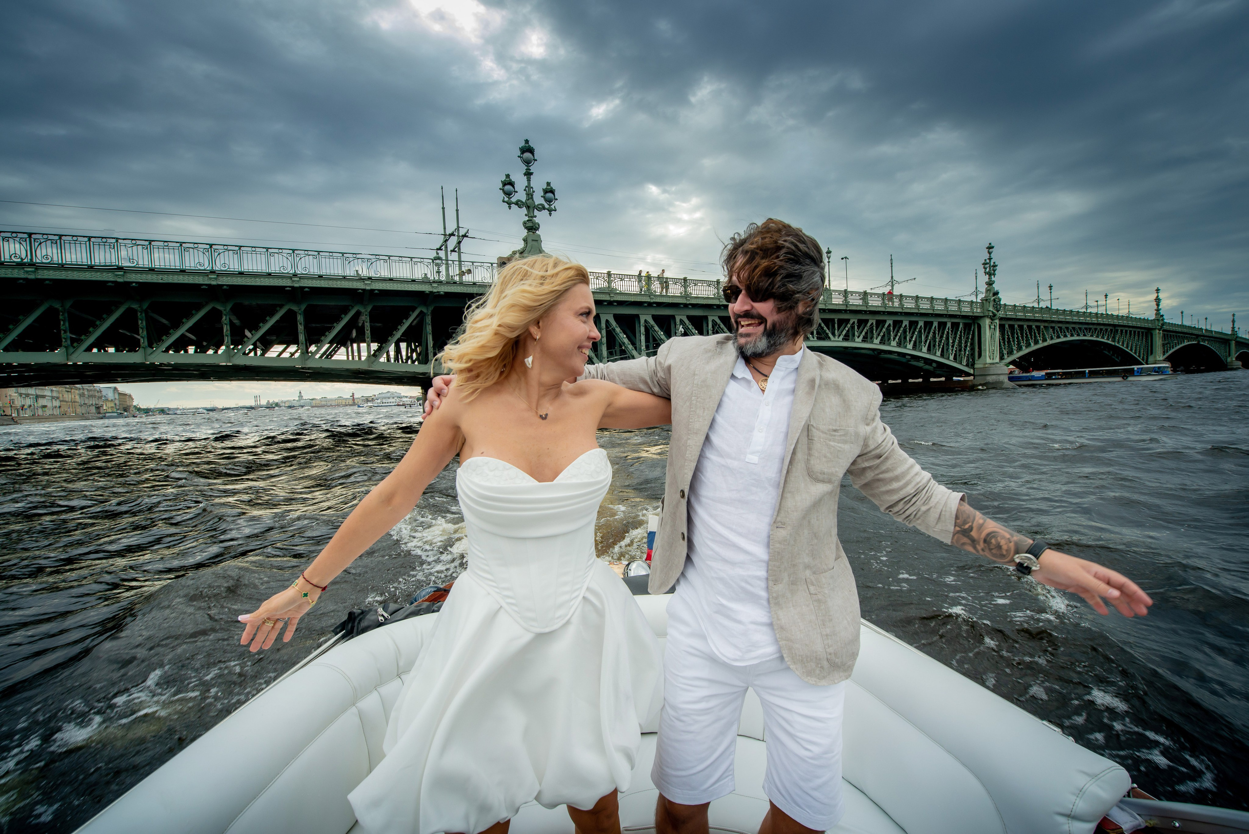 Юлия и Павел (сборы невесты, Невская ратуша, красный Buick, прогулка по рекам на катере). Портретный, семейный и свадебный фотограф в Санкт-Петербурге и в Пушкине Ширяев Денис