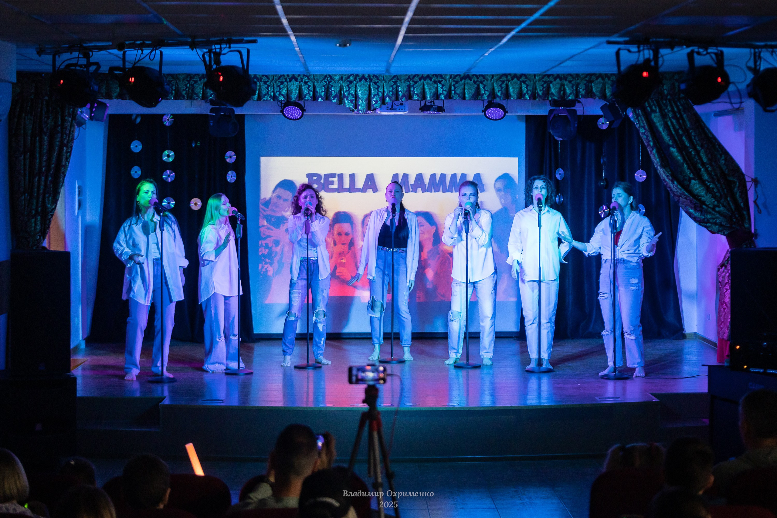 Концерт вокального коллектива Bella Mamma «Мы из 90-х». Фотограф Владимир Охрименко