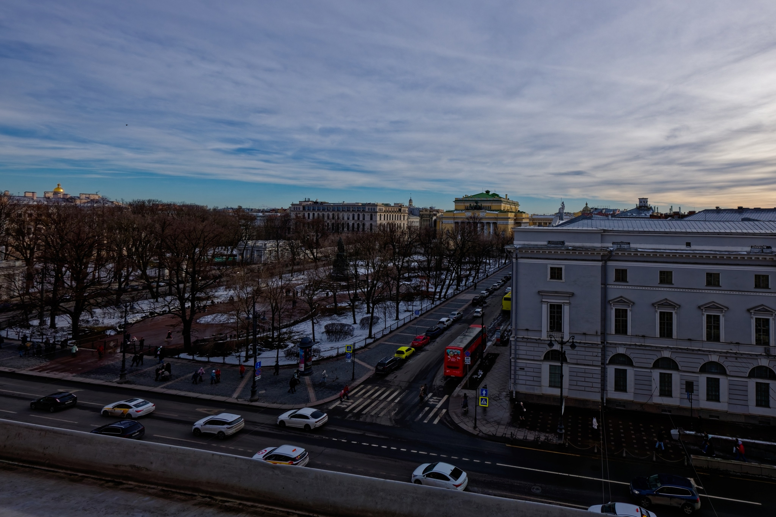 Вид со смотровой площадки музея Карла Буллы на императорскую публичную библиотеку и Екатерининский сквер (площадь Островского) Санкт-Петербурга