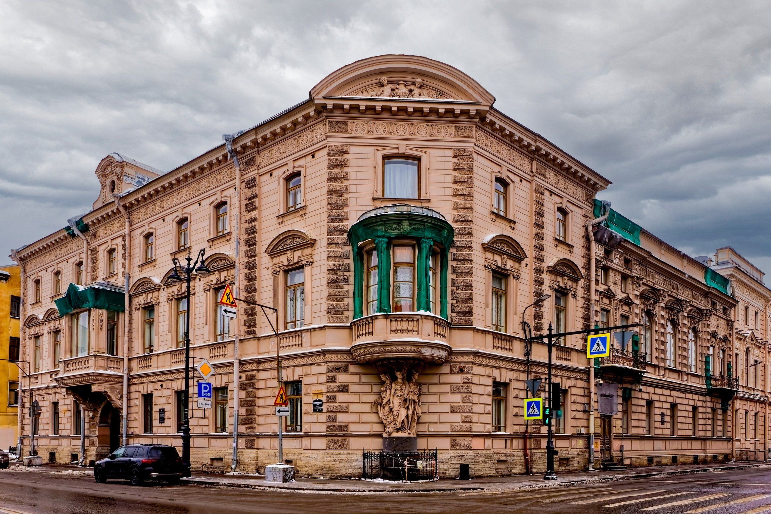Санкт-Петербург, улица Миллионная, дом 7 (Мраморный переулок, дом 1, Дворцовая набережная, дом 8). Дом Ильи Федуловича Громова (дворец Кантемира) (фасад по Миллионной улице), 1877 год. Архитектор Карл Карлович Рахау. 