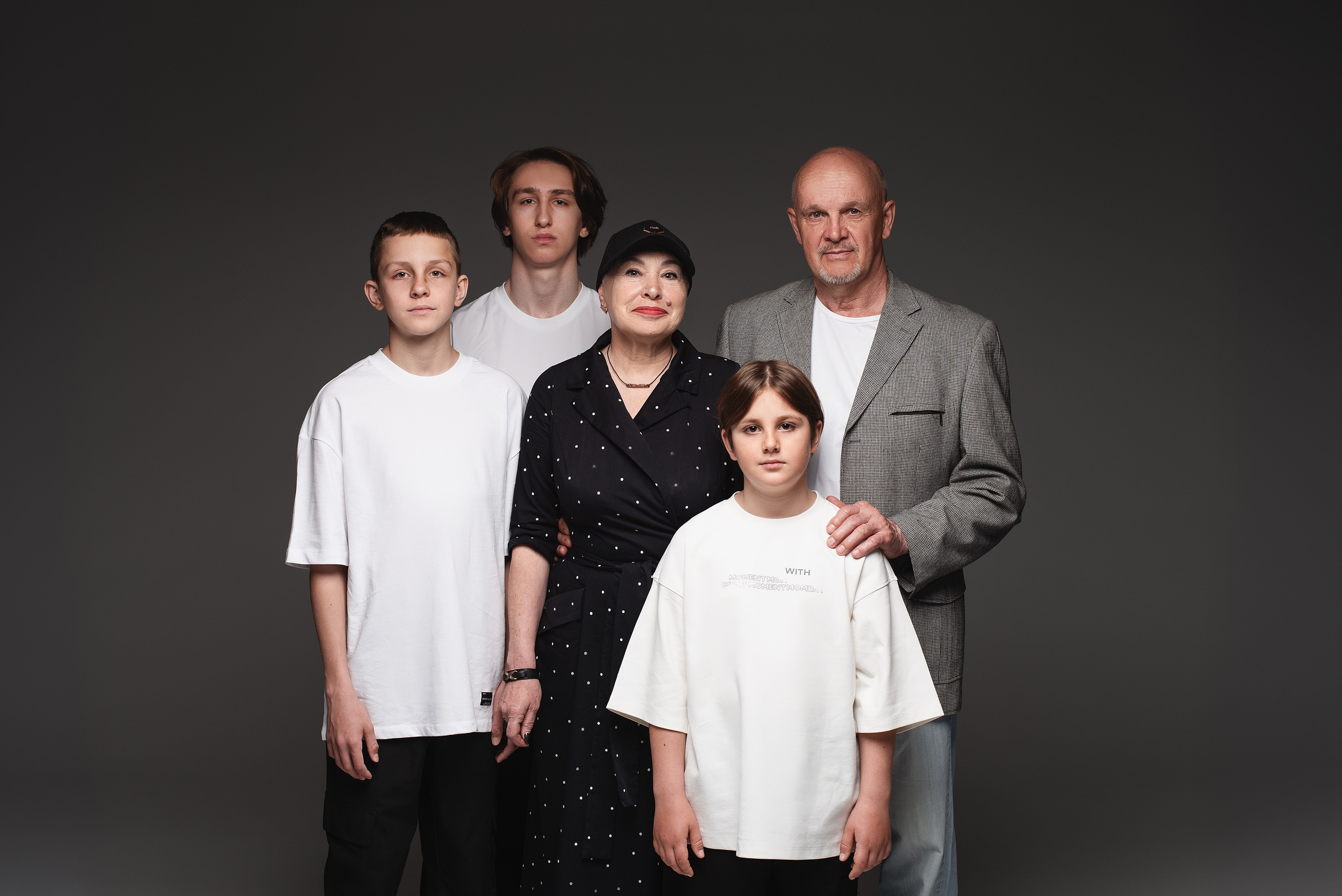 Семейная фотосессия на циклораме. Семейный фотограф в Южно-Сахалинске Анастасия Лимарева