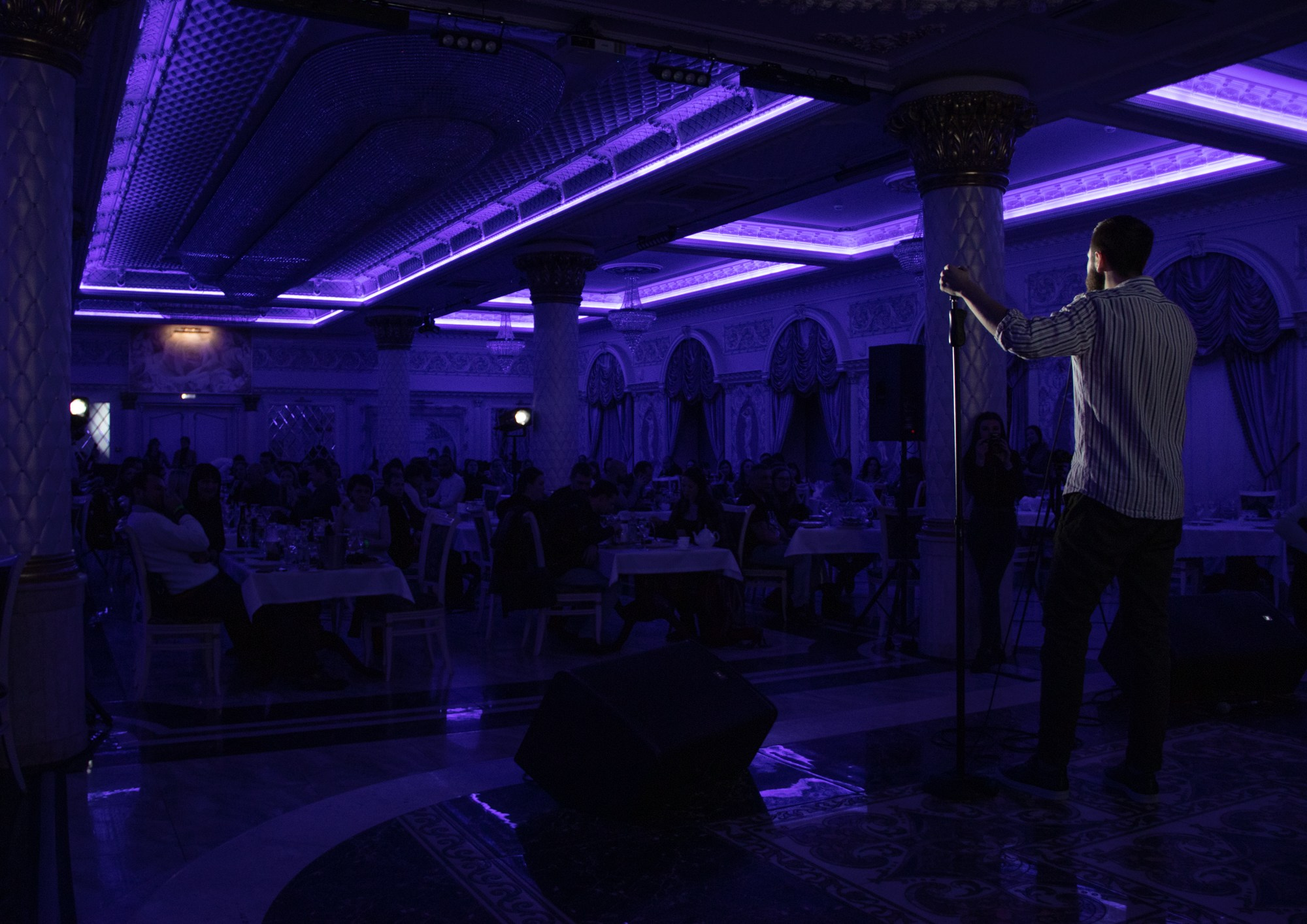 Выступление стендап-комика Дмитрий Романов. Репортажный, промышленный и маркетплейс-фотограф Дмитрий Чернат