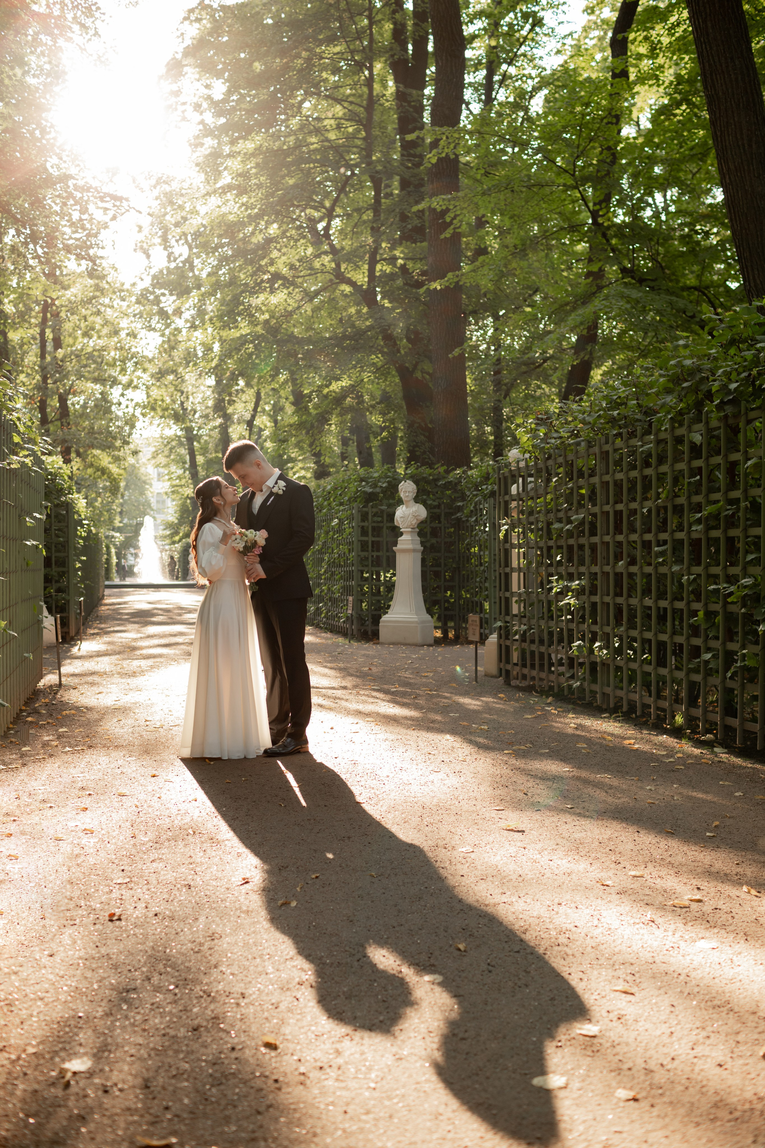 Фотография против солнца: красивые тени и золотой свет в кадре.