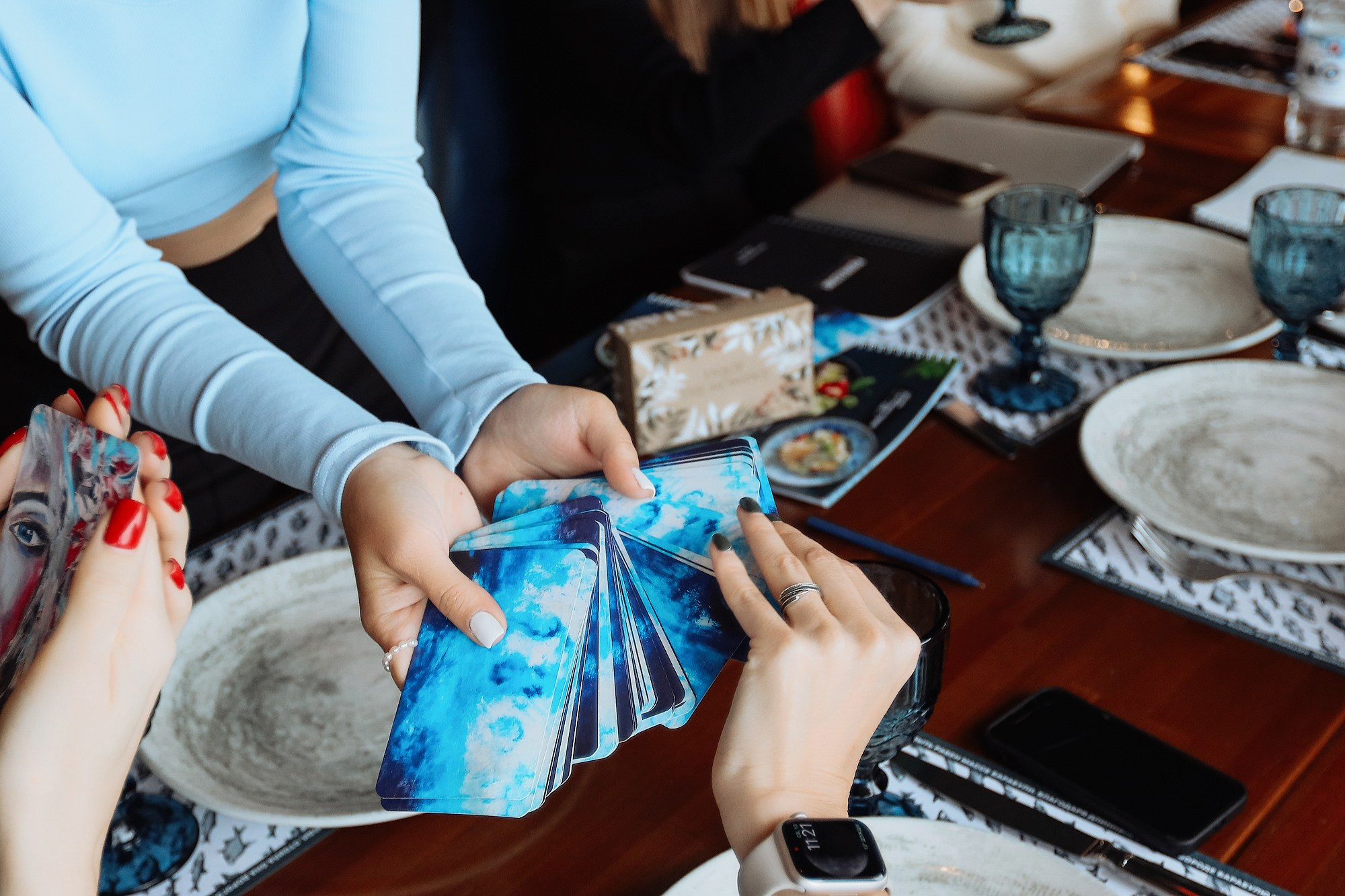 Женские встречи в кафе. Фотосессия. Профессиональный фотограф в Сочи Виктория Джой. Обучение