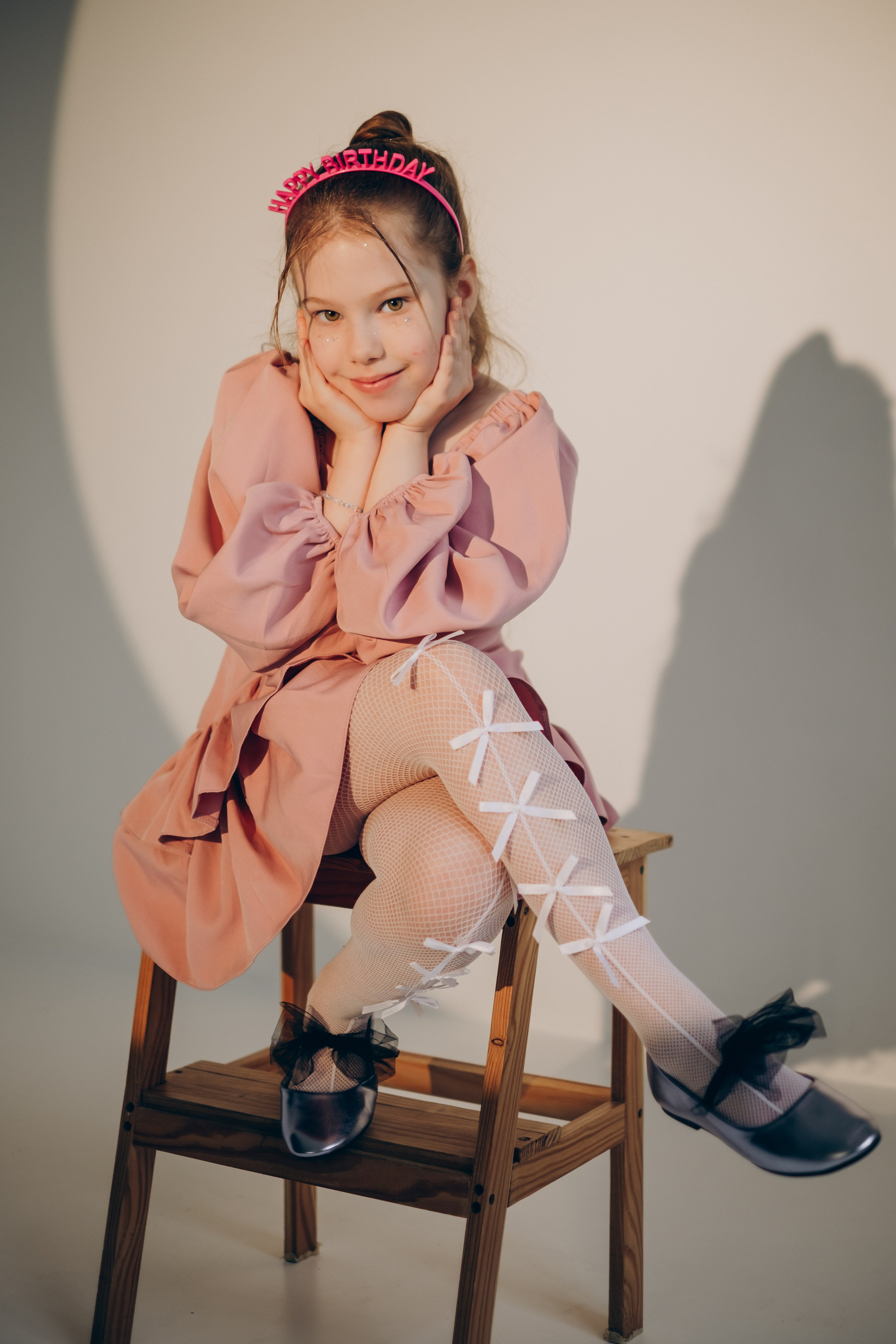 Фотосессия «День рождения» в минималистичной студии. Фотограф Новосибирск Анна Рождественская