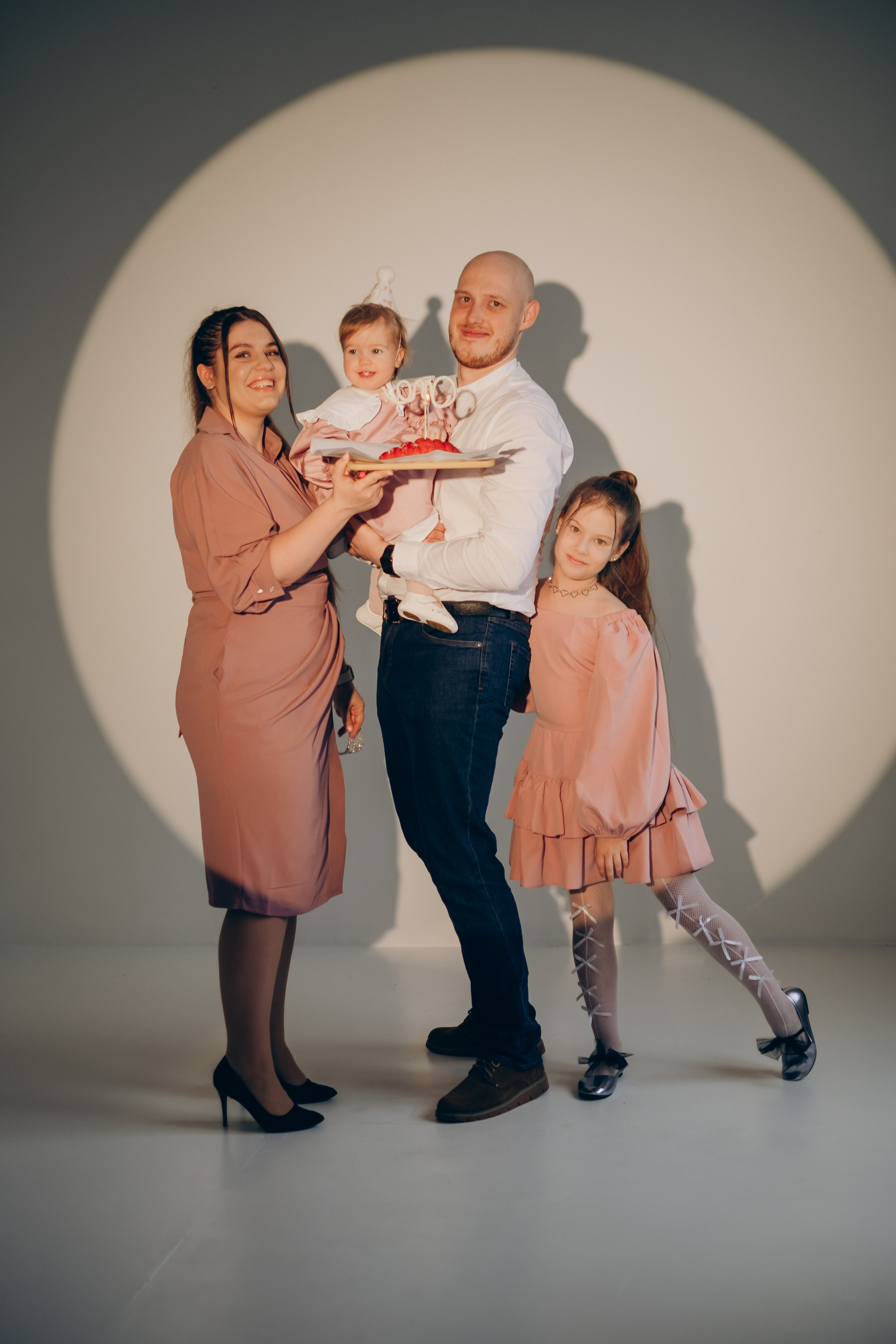 Фотосессия «День рождения» в минималистичной студии. Фотограф Новосибирск Анна Рождественская
