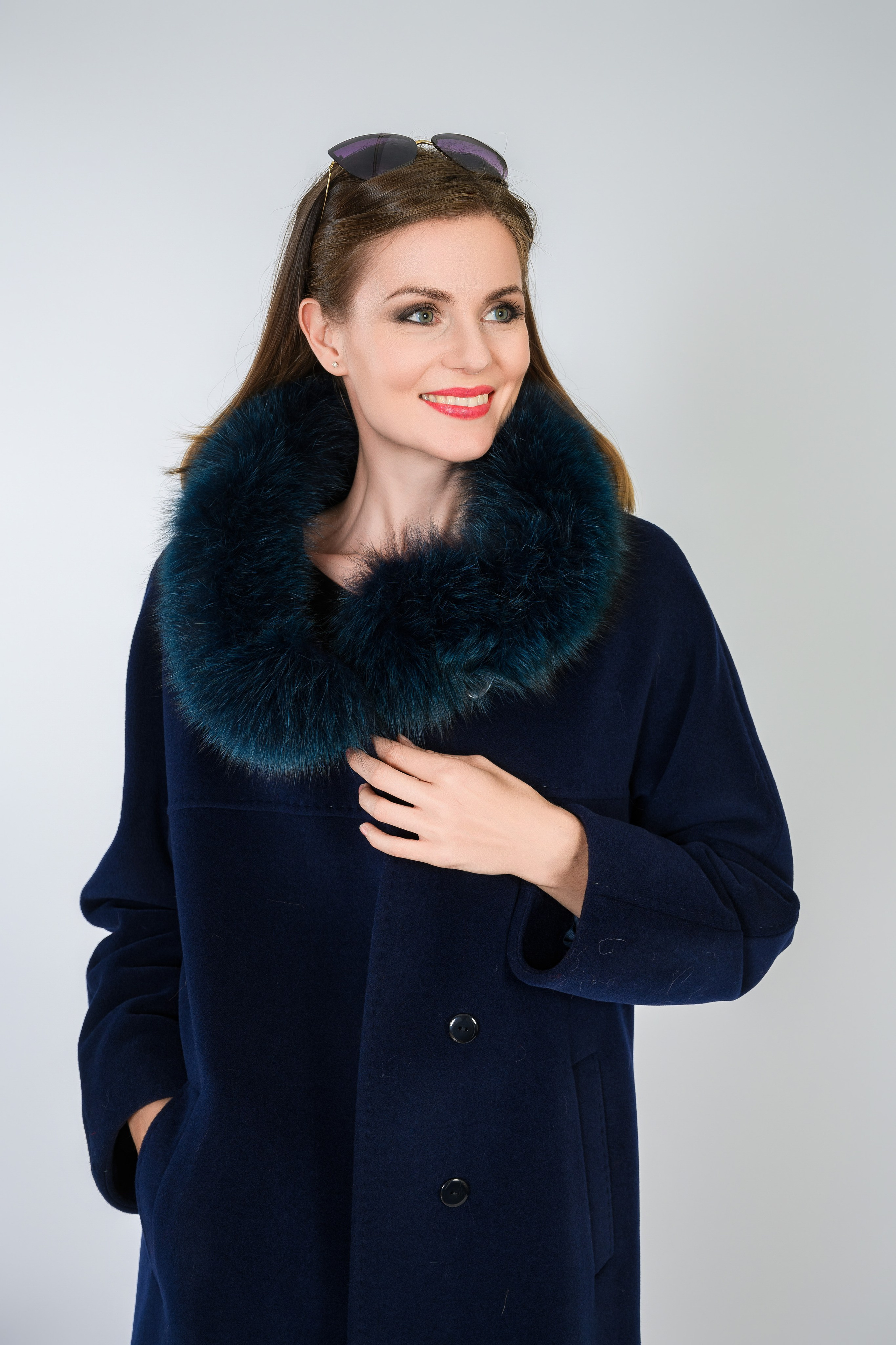 Рекламная фотосъёмка в студии для магазина одежды.